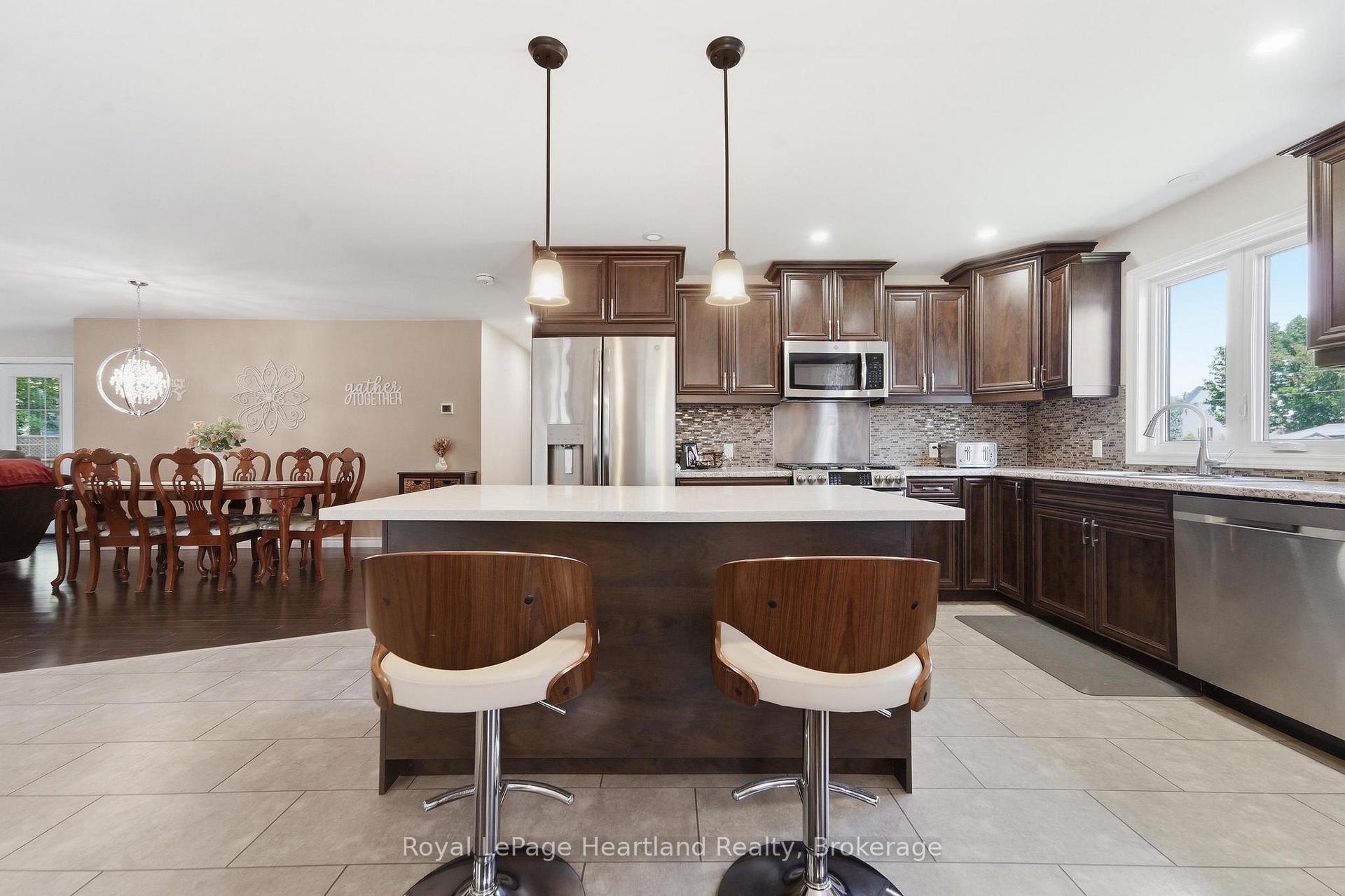 Photo 5 of 62 Victoria Boulevard, Huron East, Vanastra — HOMEH