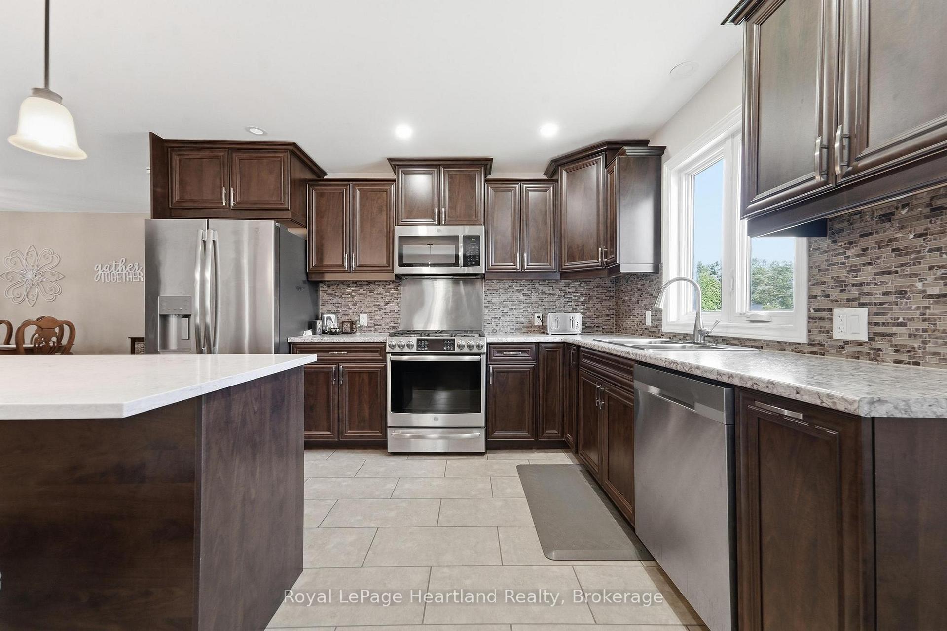 Photo 6 of 62 Victoria Boulevard, Huron East, Vanastra — HOMEH