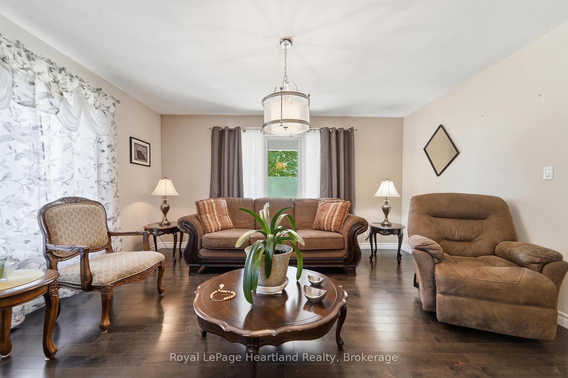 Photo 7 of 62 Victoria Boulevard, Huron East, Vanastra — HOMEH