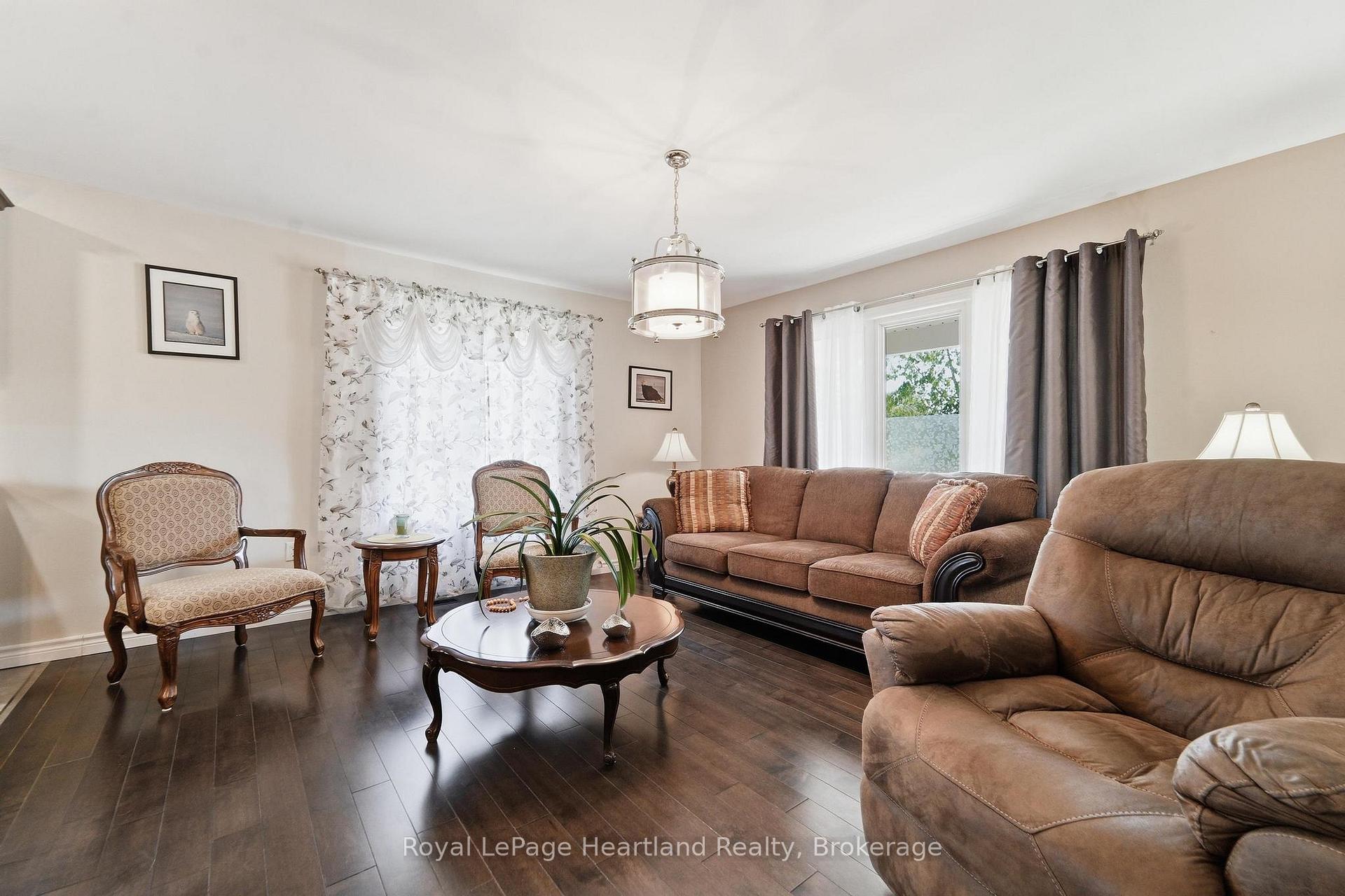 Photo 8 of 62 Victoria Boulevard, Huron East, Vanastra — HOMEH