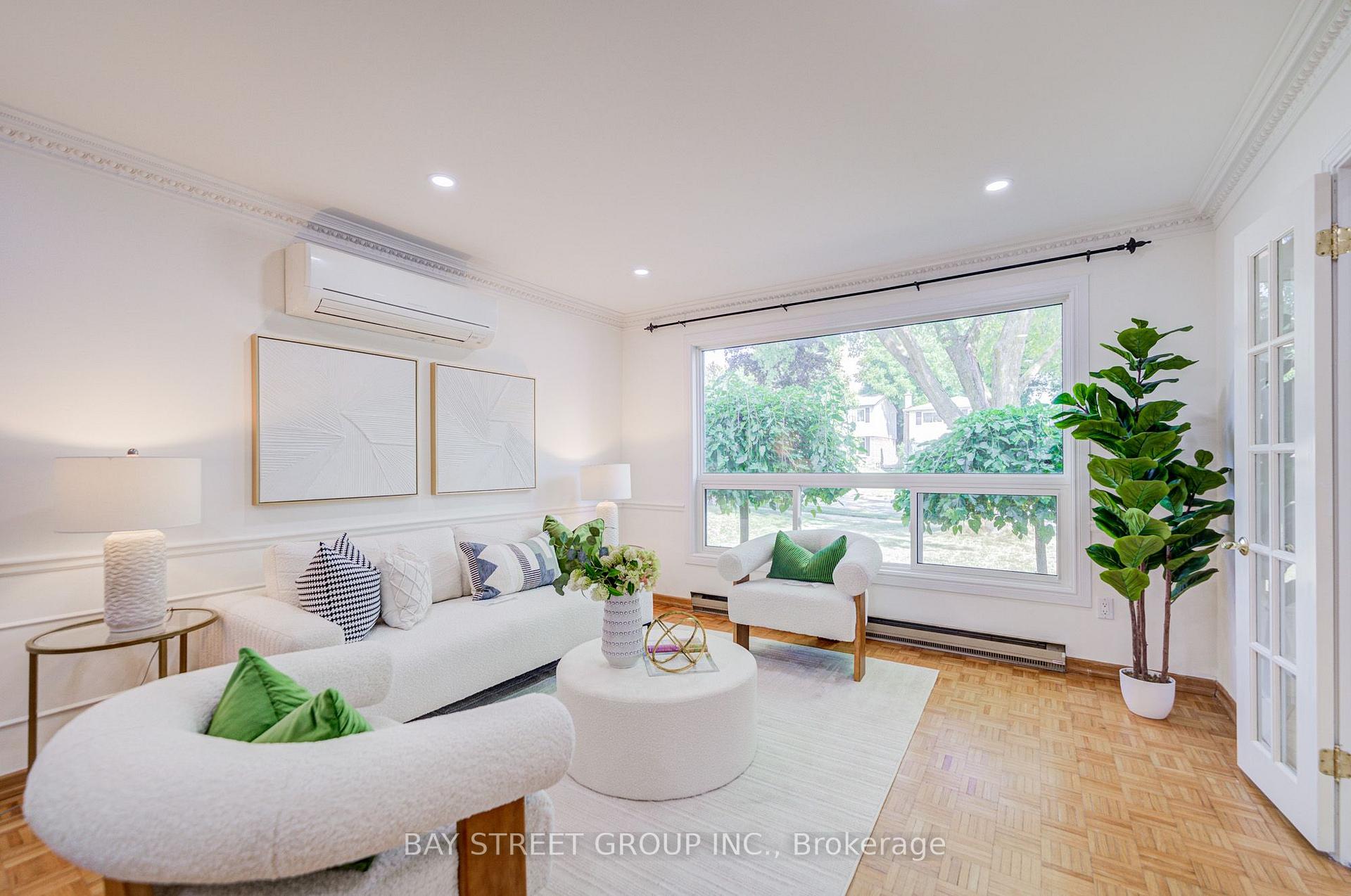 Photo 3 of 214 William Roe Boulevard, Newmarket, Central Newmarket — HOMEH
