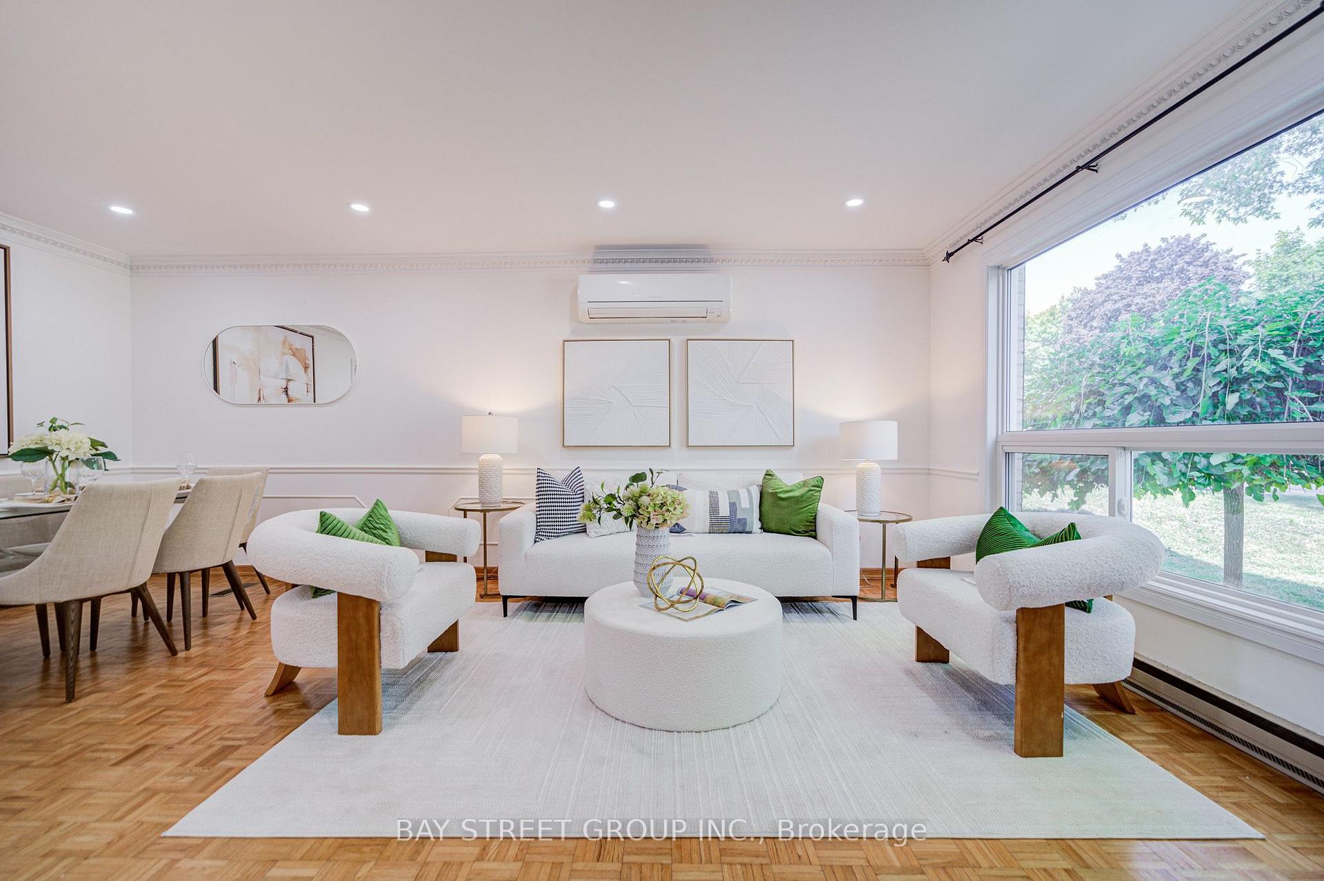 Photo 4 of 214 William Roe Boulevard, Newmarket, Central Newmarket — HOMEH