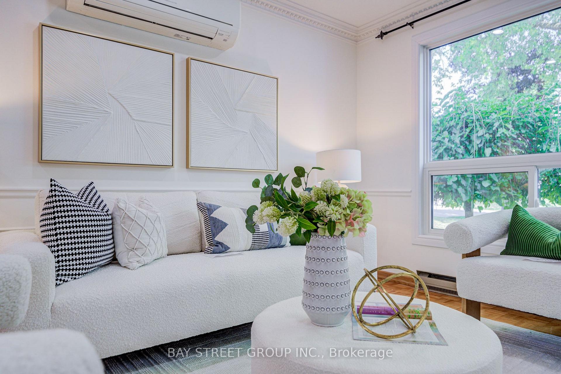 Photo 5 of 214 William Roe Boulevard, Newmarket, Central Newmarket — HOMEH