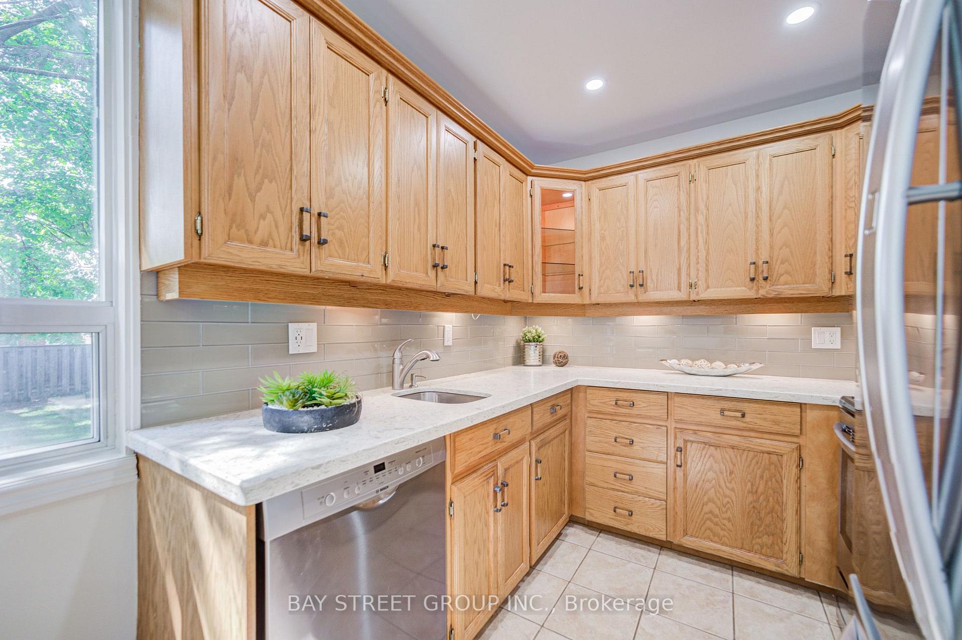Photo 15 of 214 William Roe Boulevard, Newmarket, Central Newmarket — HOMEH