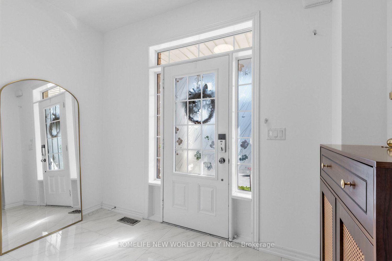 Photo 4 of 26 Living Crescent, Markham, Victoria Square — HOMEH