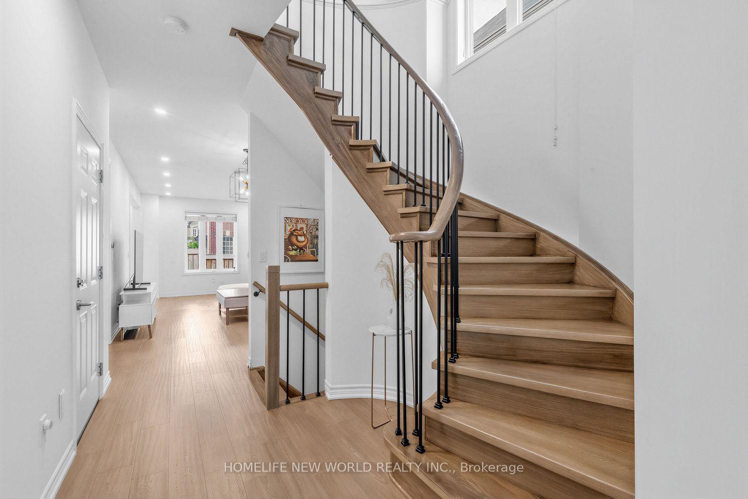 Photo 5 of 26 Living Crescent, Markham, Victoria Square — HOMEH