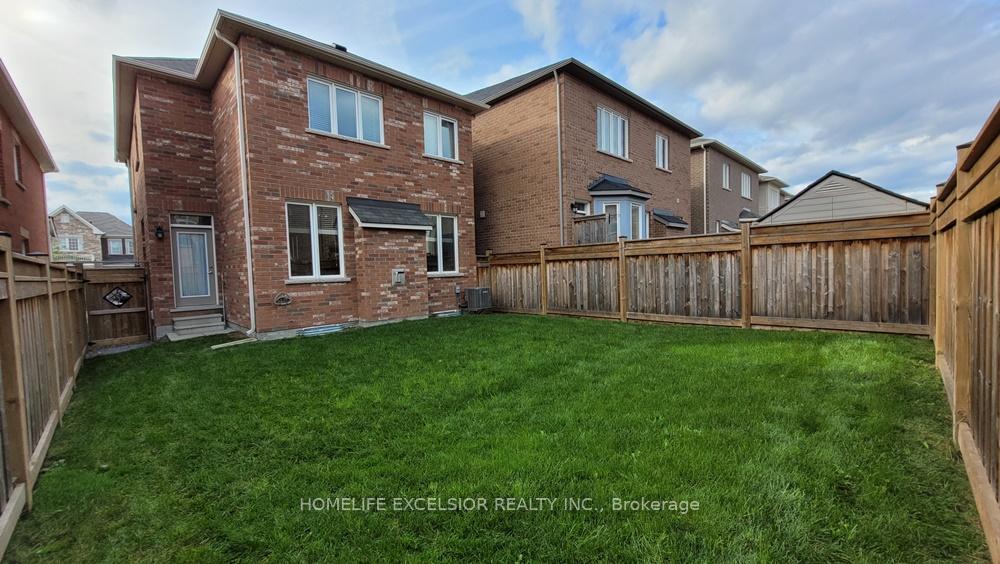 Photo 2 of 130 Major Crescent, Aurora, Rural Aurora — HOMEH
