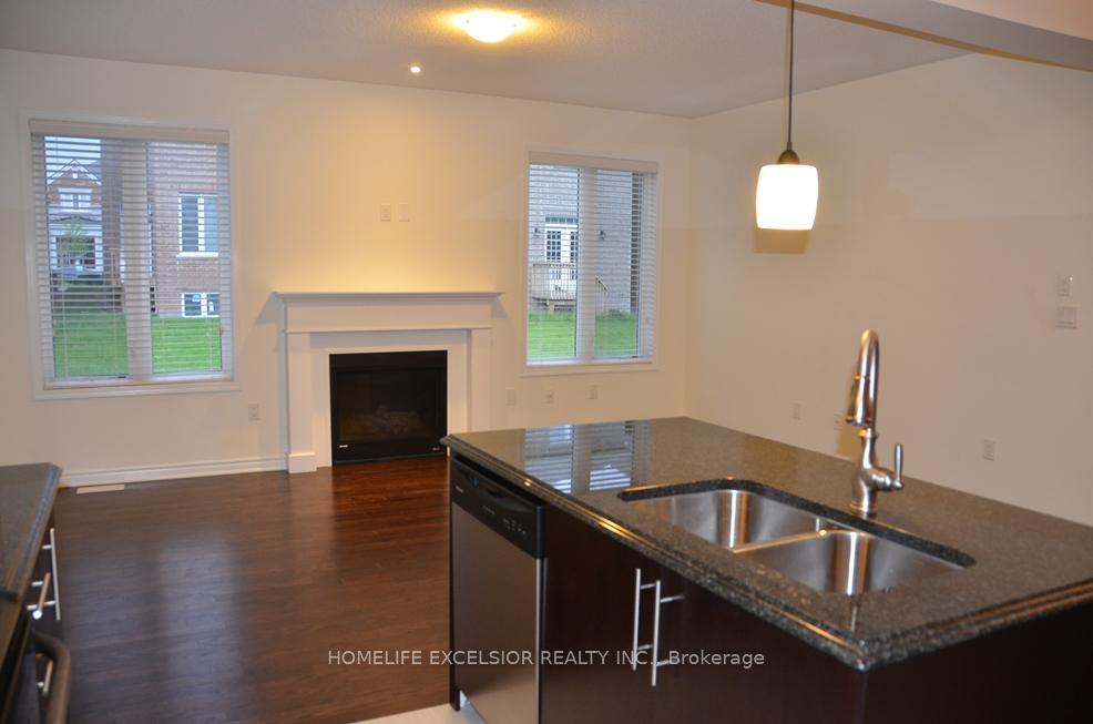 Photo 8 of 130 Major Crescent, Aurora, Rural Aurora — HOMEH