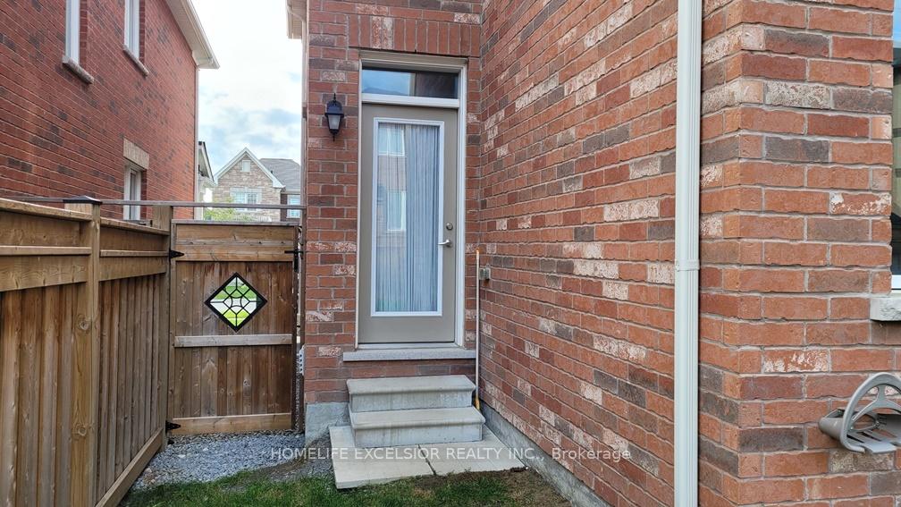 Photo 16 of 130 Major Crescent, Aurora, Rural Aurora — HOMEH