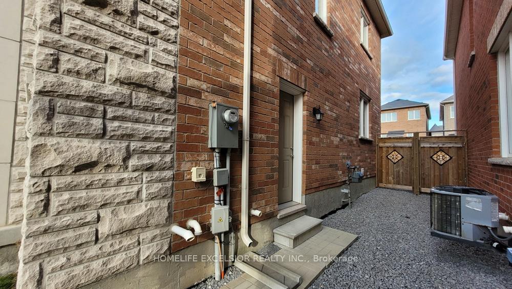 Photo 17 of 130 Major Crescent, Aurora, Rural Aurora — HOMEH