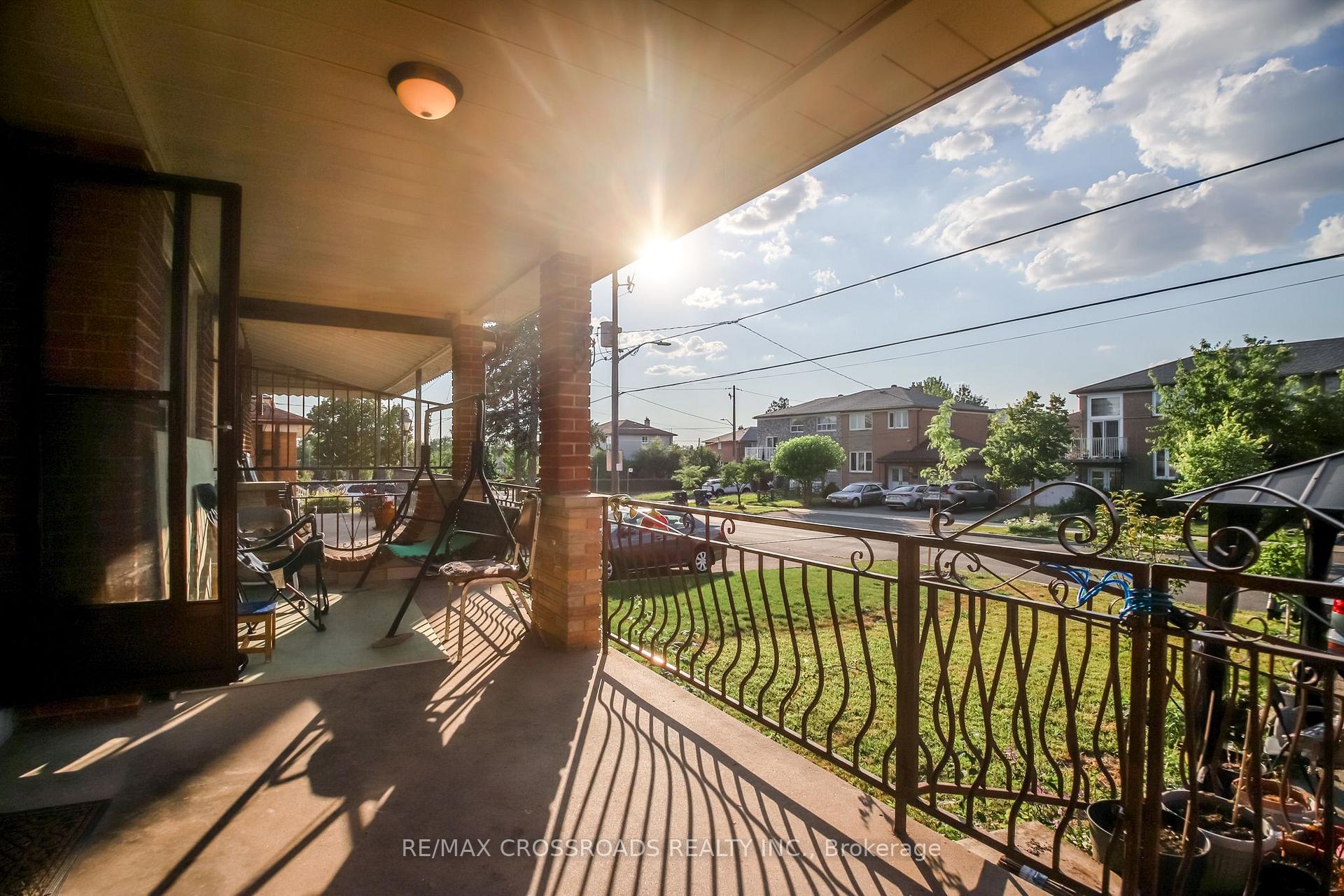 Photo 3 of 53 Giltspur Drive, North York, Glenfield-Jane Heights — HOMEH