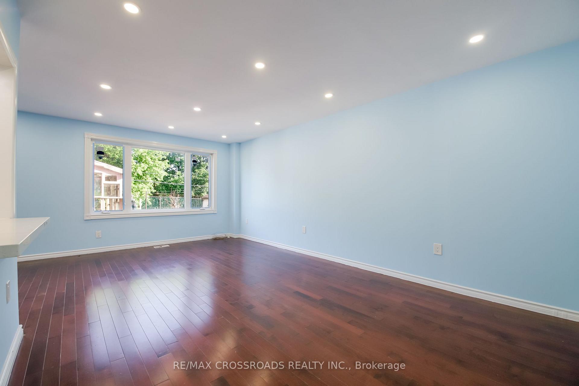 Photo 5 of 53 Giltspur Drive, North York, Glenfield-Jane Heights — HOMEH