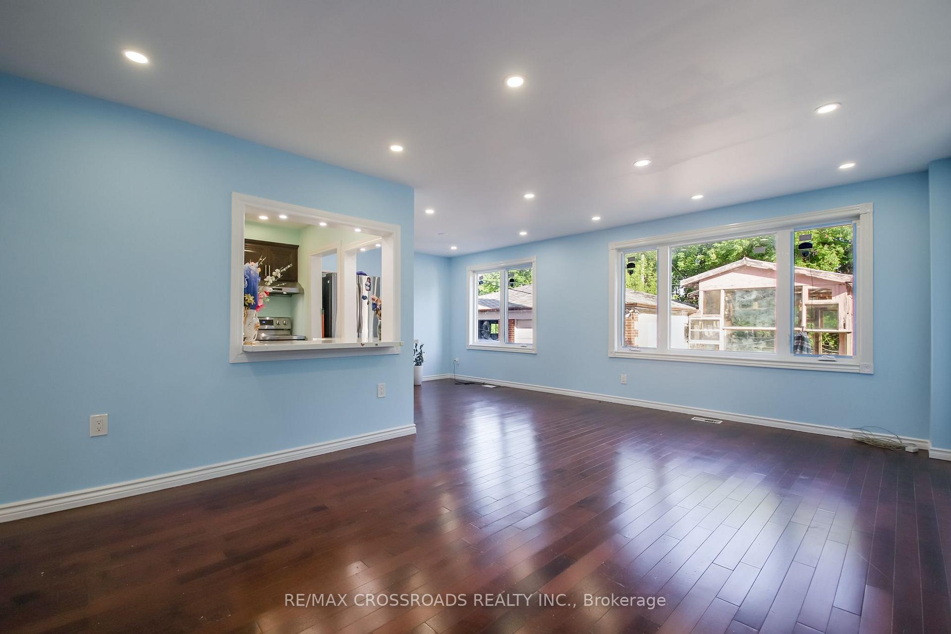 Photo 6 of 53 Giltspur Drive, North York, Glenfield-Jane Heights — HOMEH