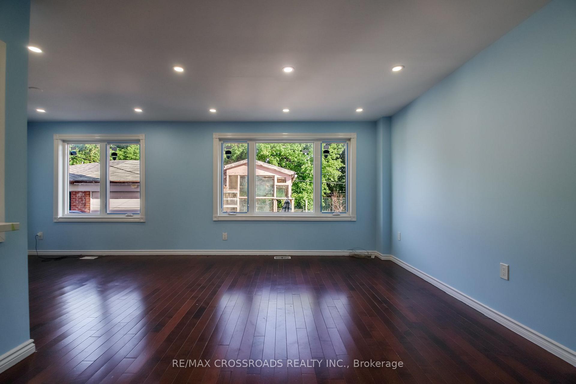 Photo 8 of 53 Giltspur Drive, North York, Glenfield-Jane Heights — HOMEH