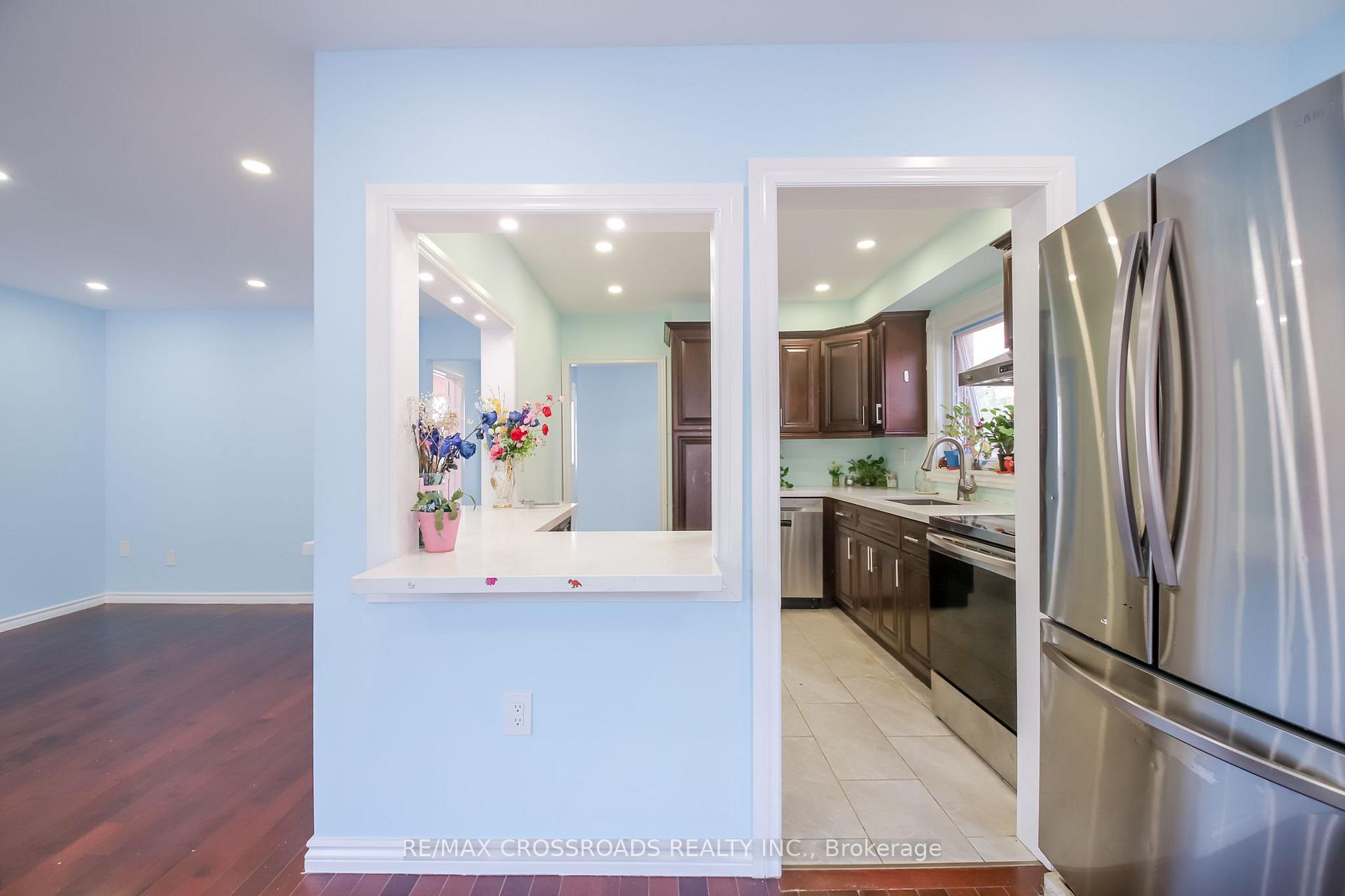 Photo 10 of 53 Giltspur Drive, North York, Glenfield-Jane Heights — HOMEH
