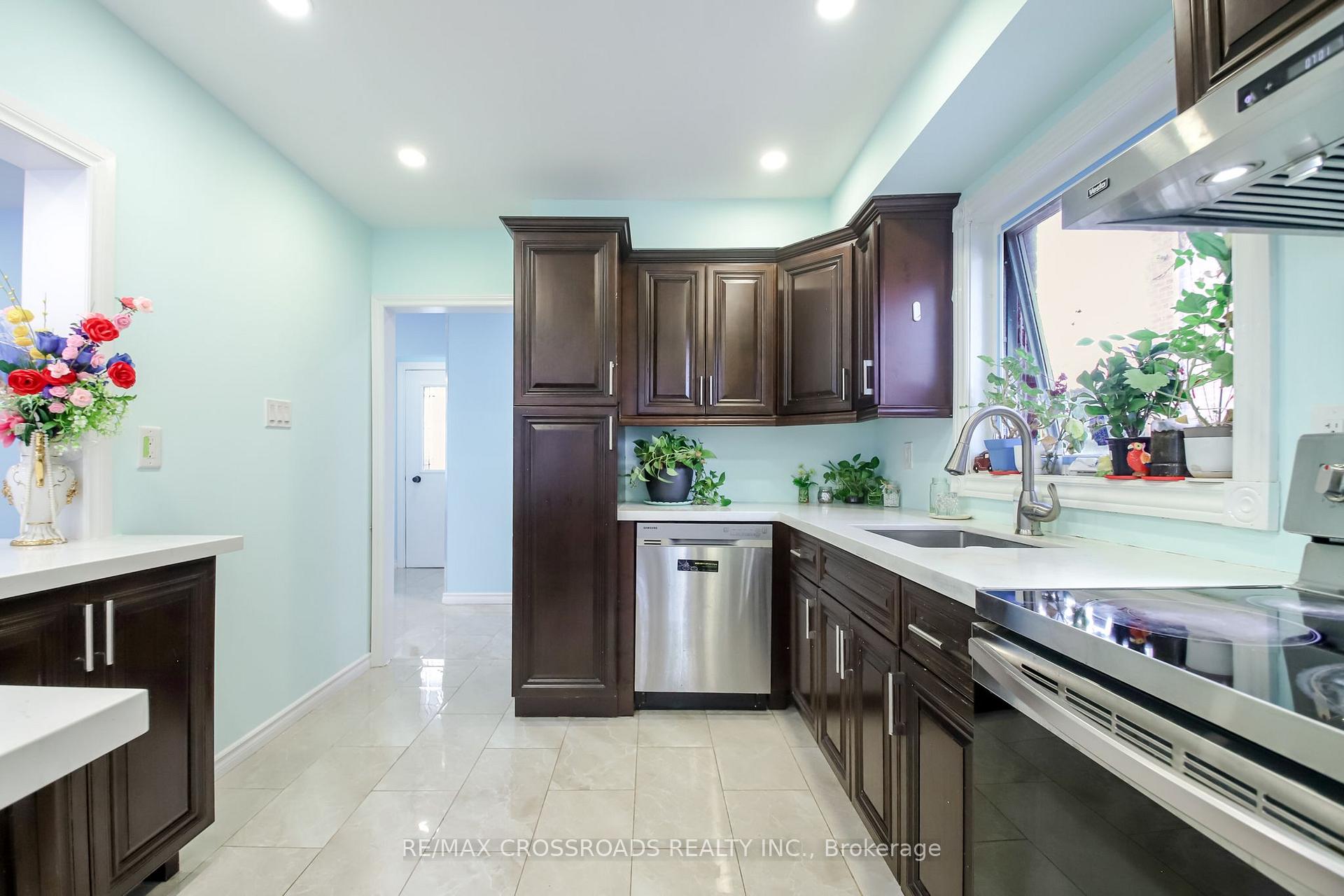 Photo 12 of 53 Giltspur Drive, North York, Glenfield-Jane Heights — HOMEH
