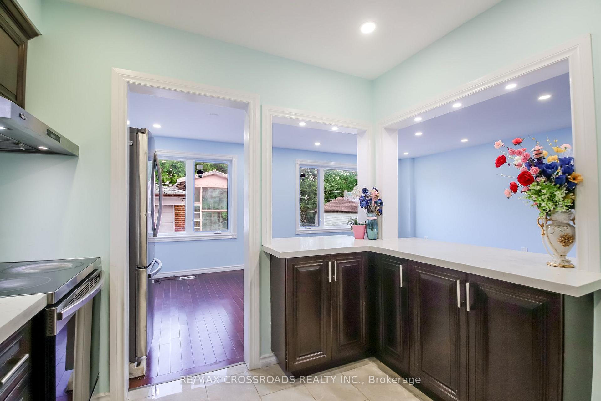 Photo 13 of 53 Giltspur Drive, North York, Glenfield-Jane Heights — HOMEH