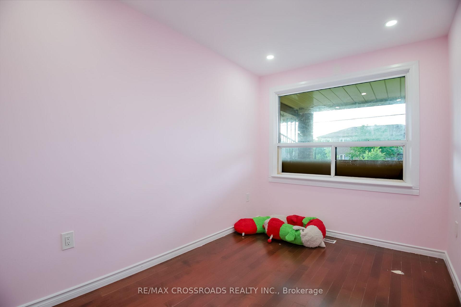 Photo 16 of 53 Giltspur Drive, North York, Glenfield-Jane Heights — HOMEH