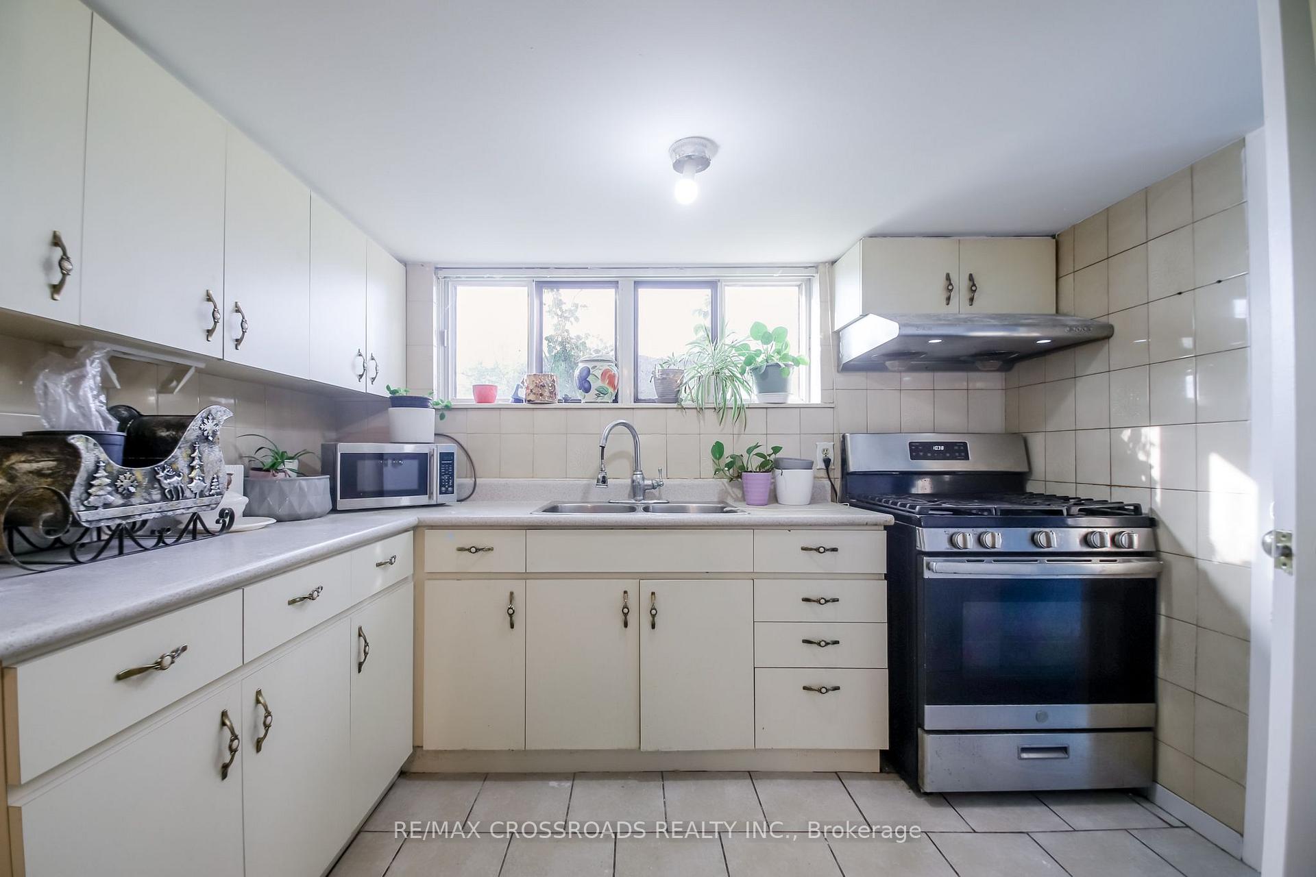Photo 27 of 53 Giltspur Drive, North York, Glenfield-Jane Heights — HOMEH