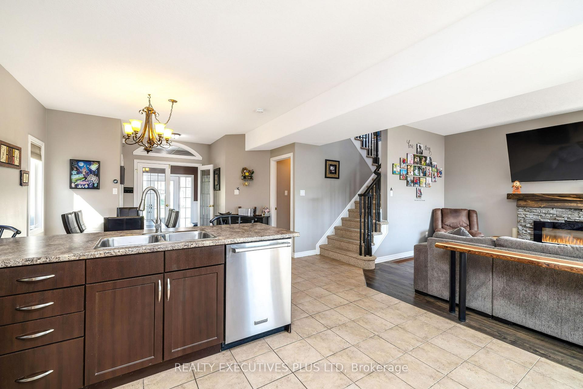 Photo 10 of 56 Dinnick Crescent, Orangeville — HOMEH