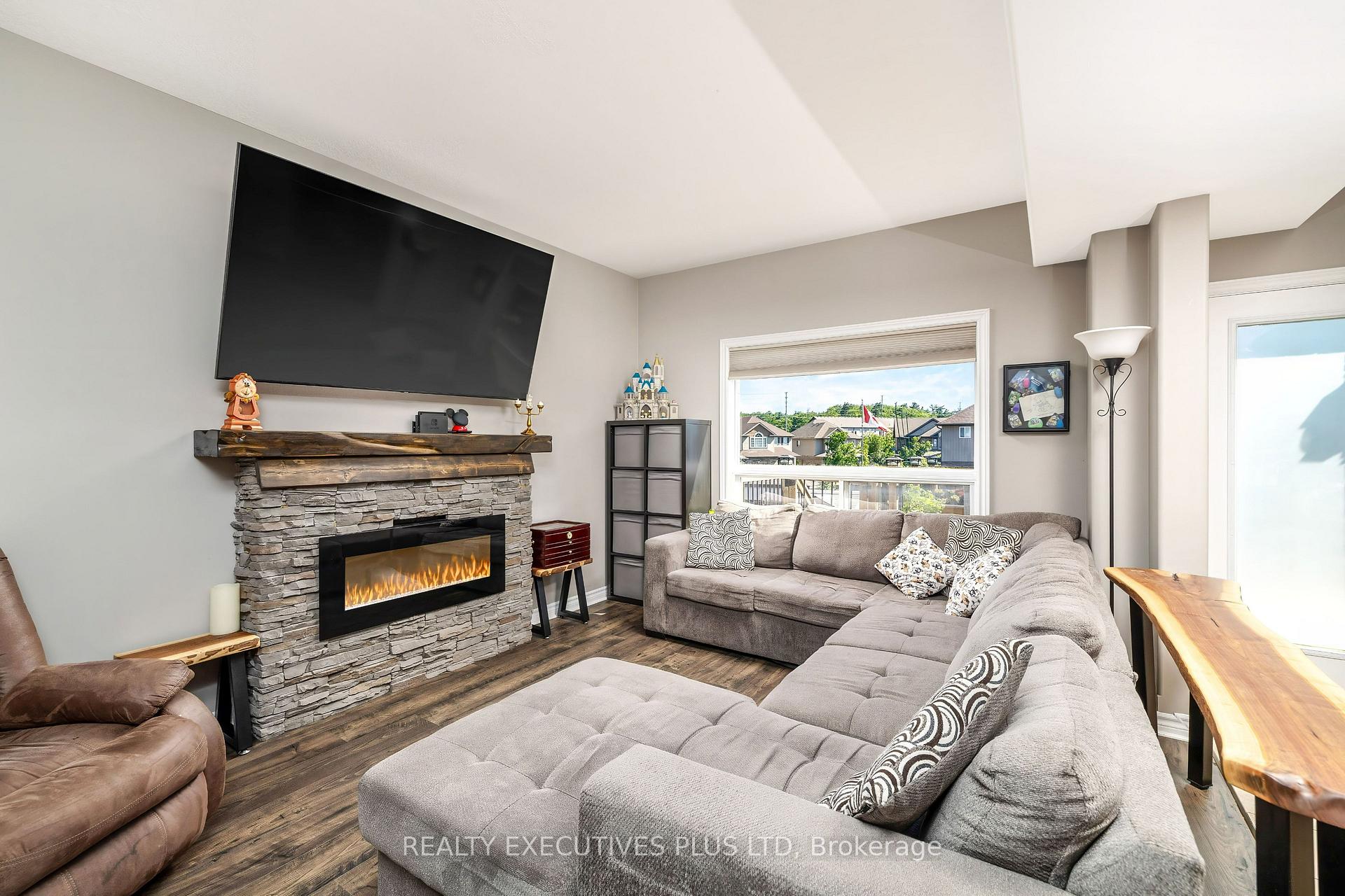 Photo 11 of 56 Dinnick Crescent, Orangeville — HOMEH