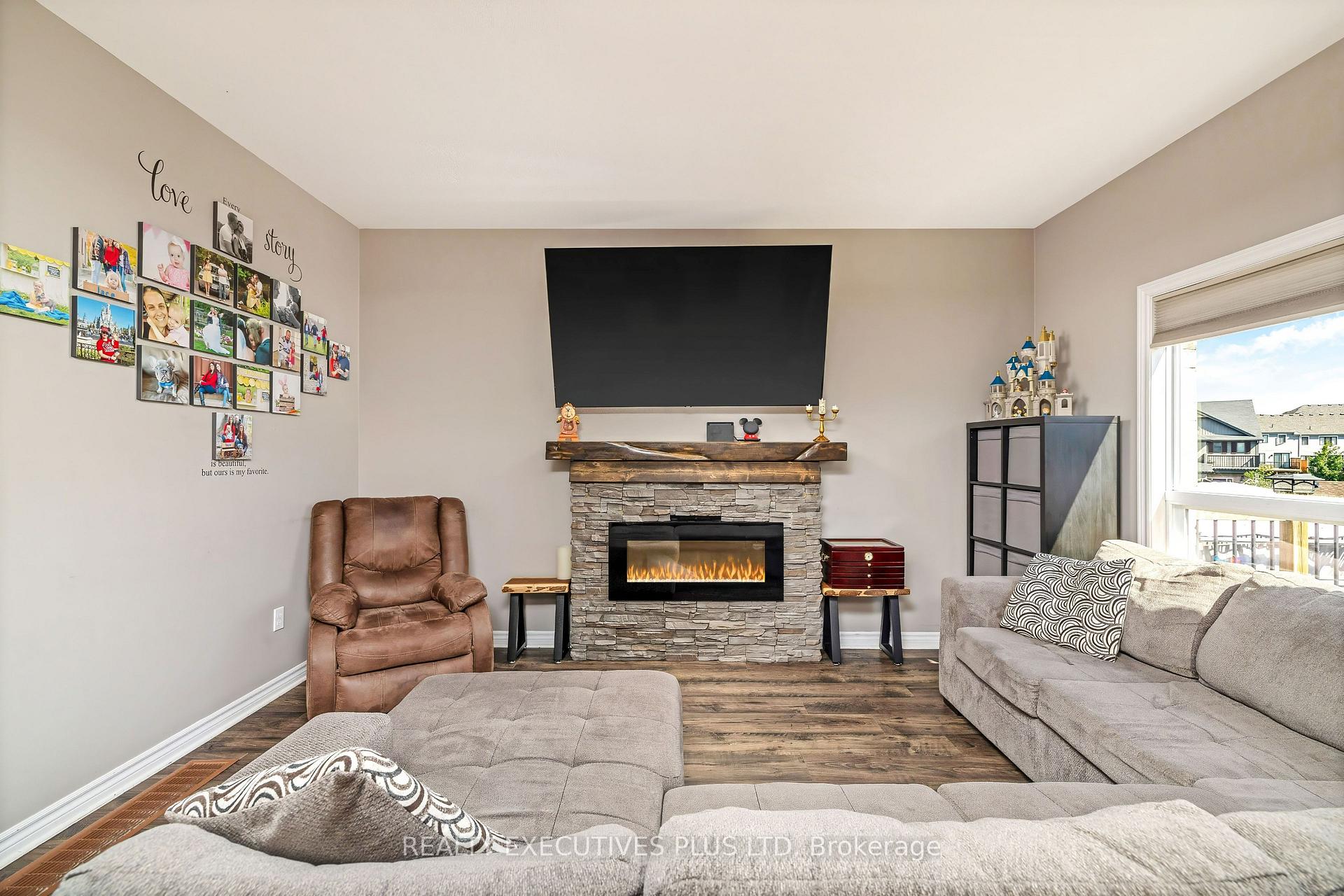Photo 12 of 56 Dinnick Crescent, Orangeville — HOMEH