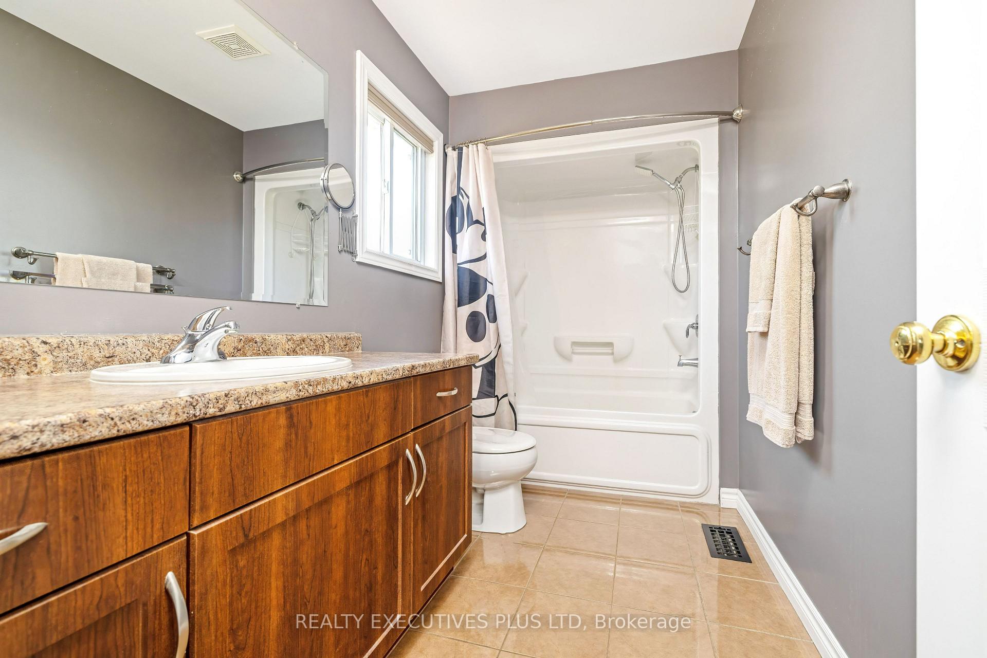 Photo 18 of 56 Dinnick Crescent, Orangeville — HOMEH