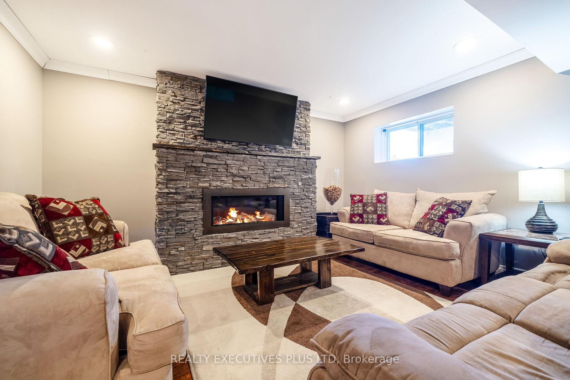 Photo 26 of 56 Dinnick Crescent, Orangeville — HOMEH