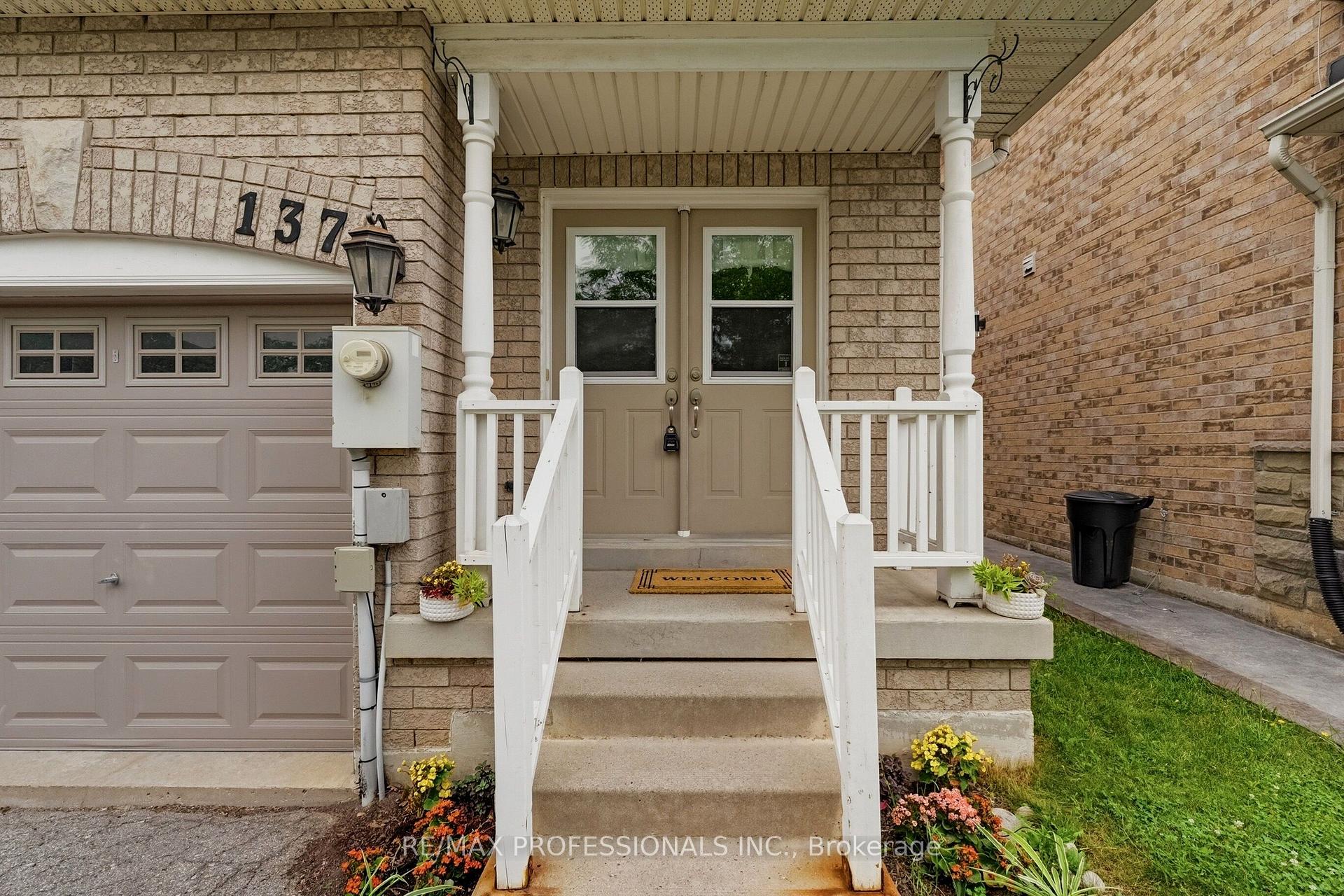 Photo 3 of 137 Dominion Gardens Drive, Halton Hills, Georgetown — HOMEH