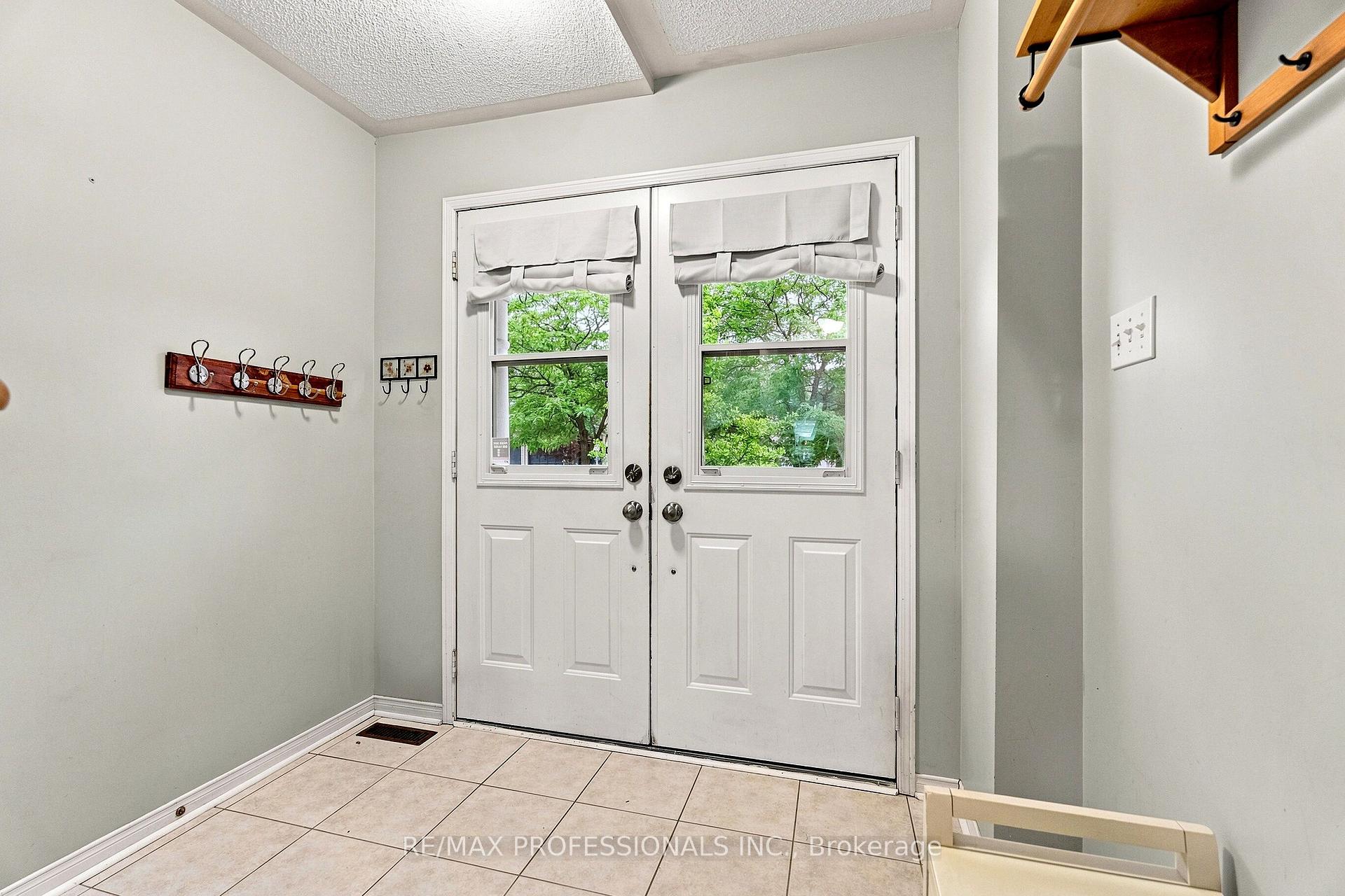Photo 5 of 137 Dominion Gardens Drive, Halton Hills, Georgetown — HOMEH