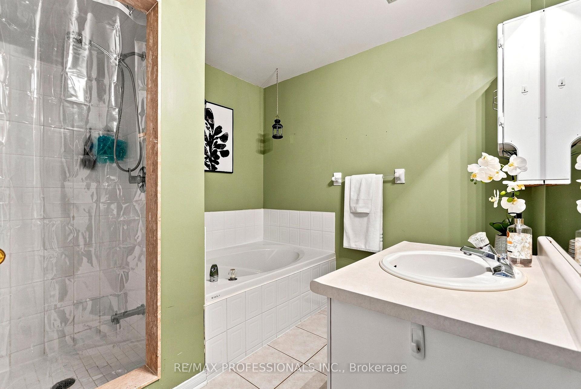 Photo 24 of 137 Dominion Gardens Drive, Halton Hills, Georgetown — HOMEH