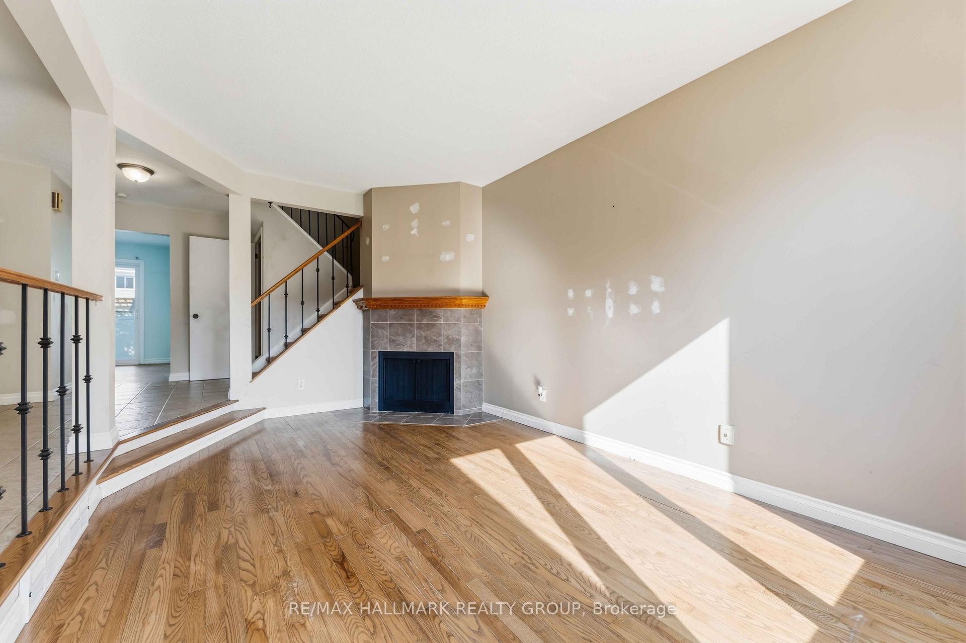 Photo 4 of 1093 St-Emmanuel Terrace, Ottawa, Convent Glen North — HOMEH