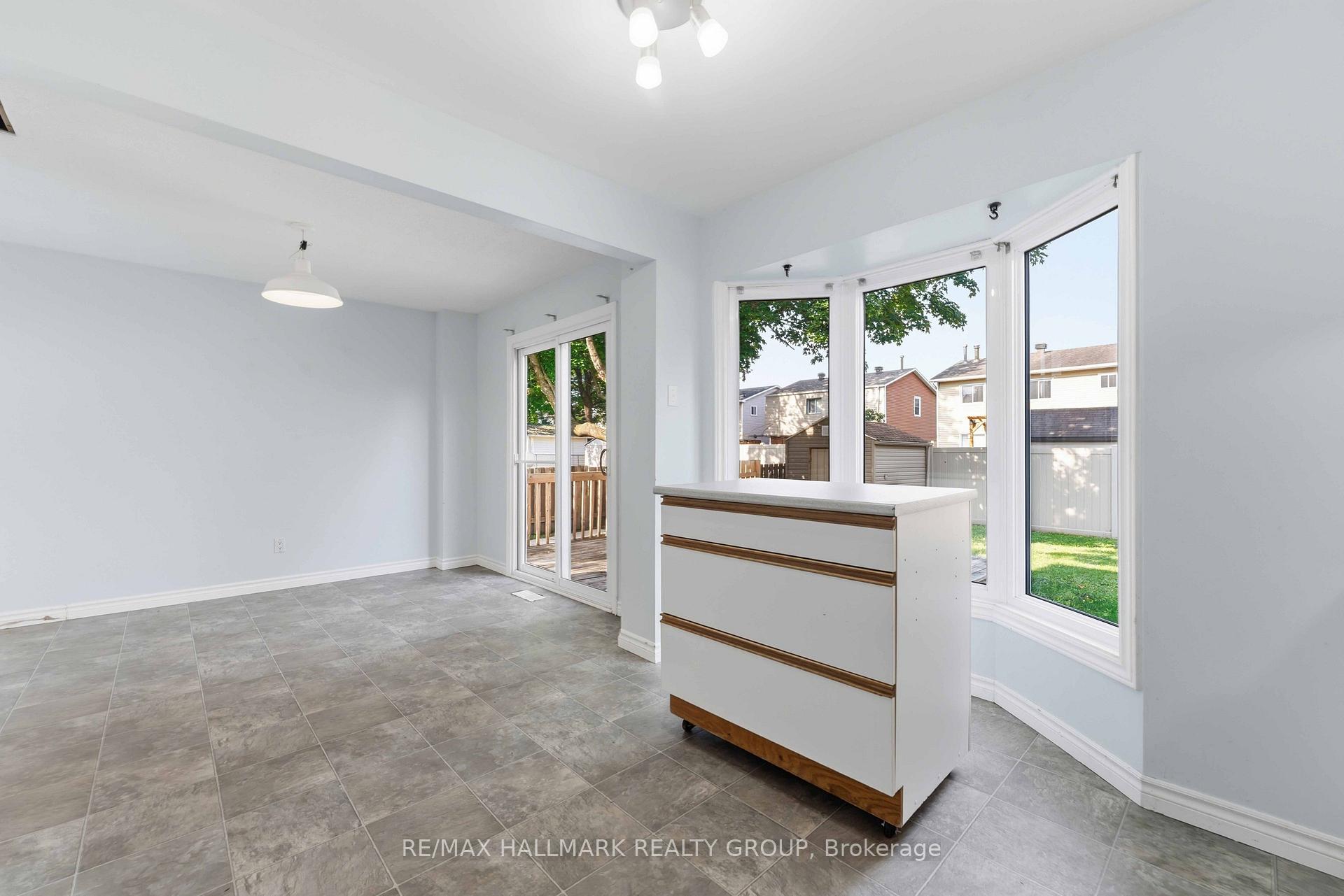 Photo 9 of 1093 St-Emmanuel Terrace, Ottawa, Convent Glen North — HOMEH