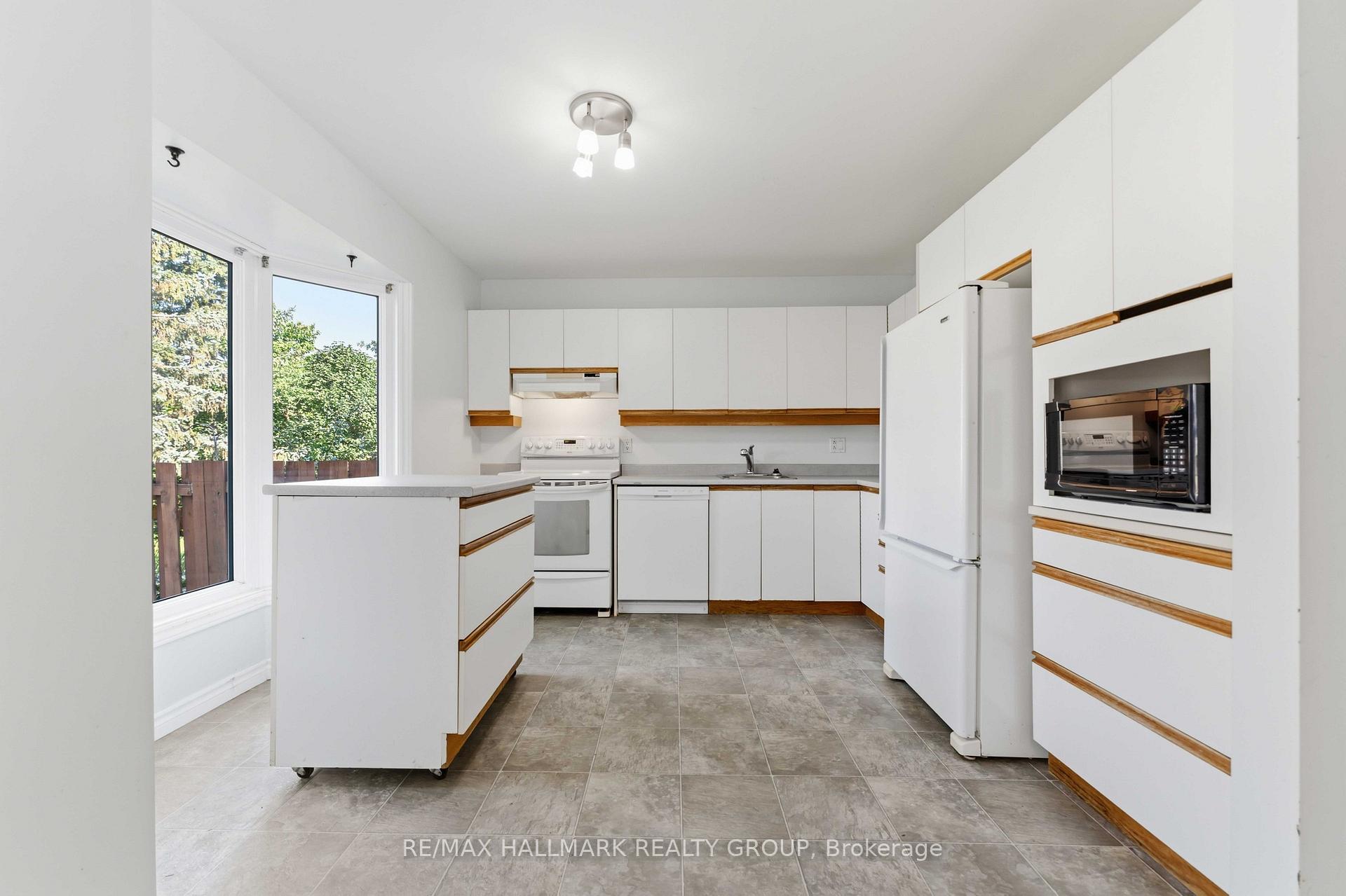 Photo 10 of 1093 St-Emmanuel Terrace, Ottawa, Convent Glen North — HOMEH