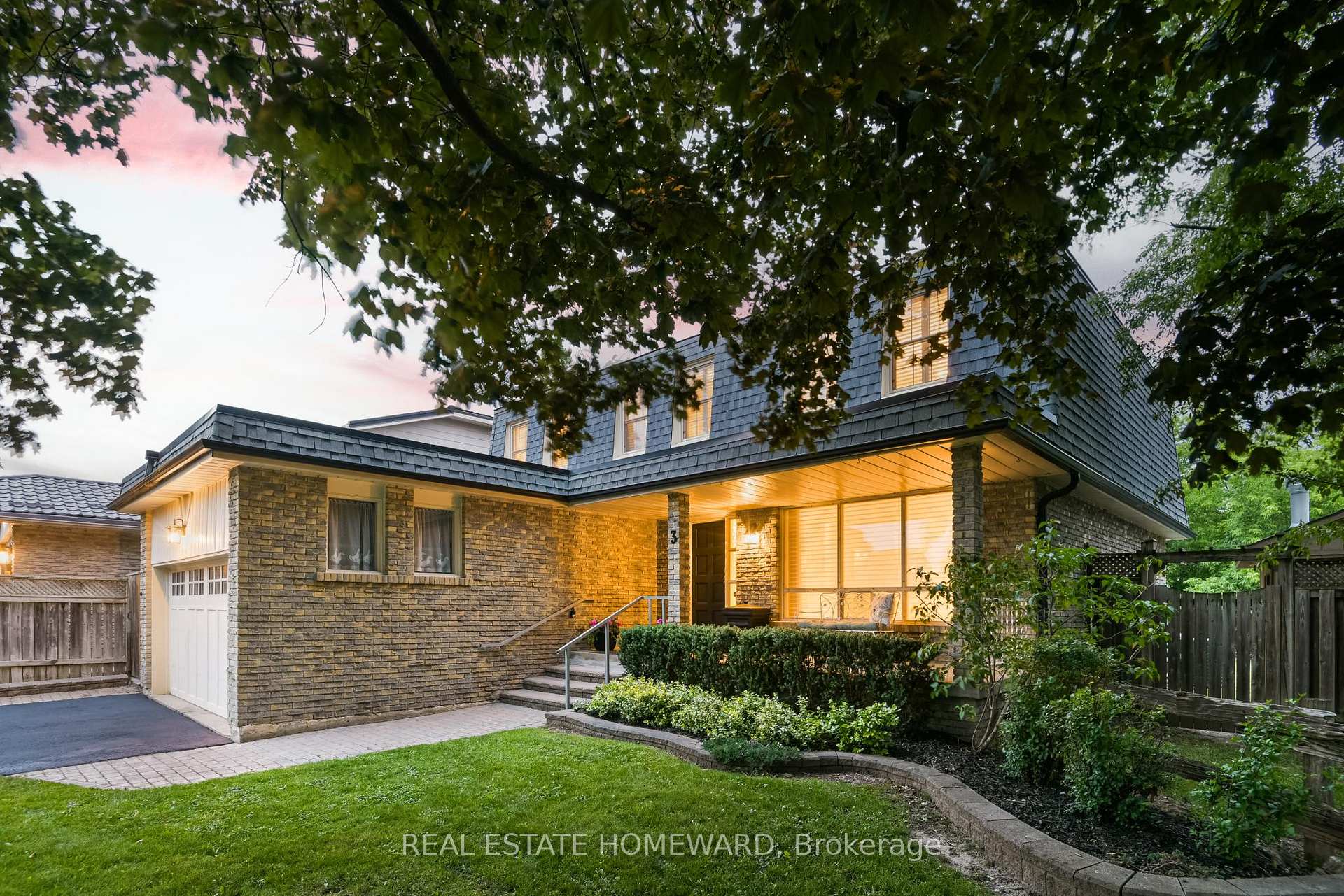 Photo 2 of 3 Emmeloord Crescent, Markham, Unionville — HOMEH