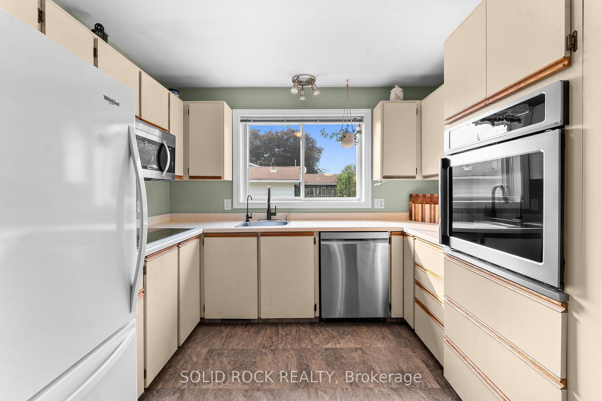 Photo 5 of 112 Kedey Street, Ottawa, Fitzroy — HOMEH