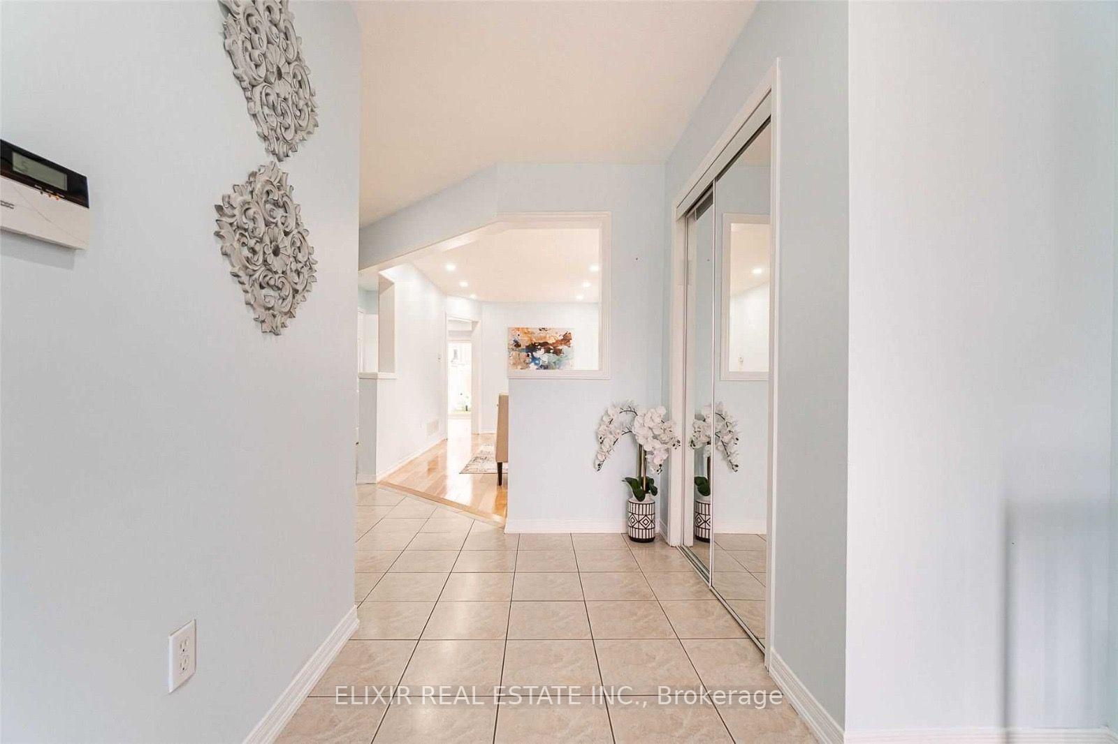 Photo 4 of Unit Upper Level, 29 Timbertop Crescent, Brampton, Sandringham-Wellington — HOMEH
