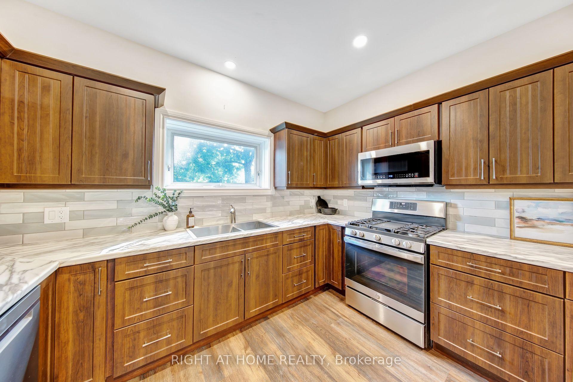 Photo 23 of 30 Willow Street N, Halton Hills, Acton — HOMEH