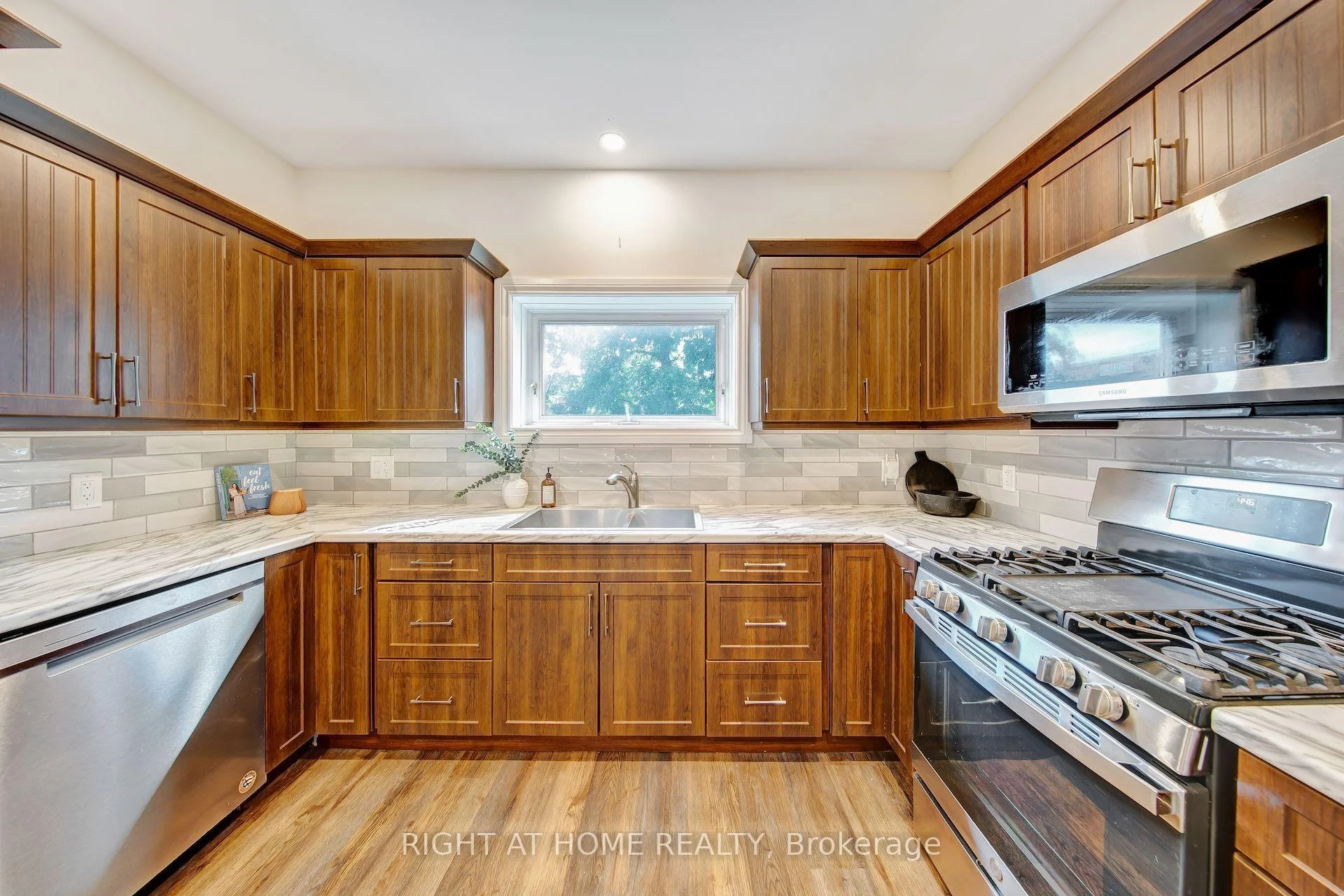 Photo 22 of 30 Willow Street N, Halton Hills, Acton — HOMEH
