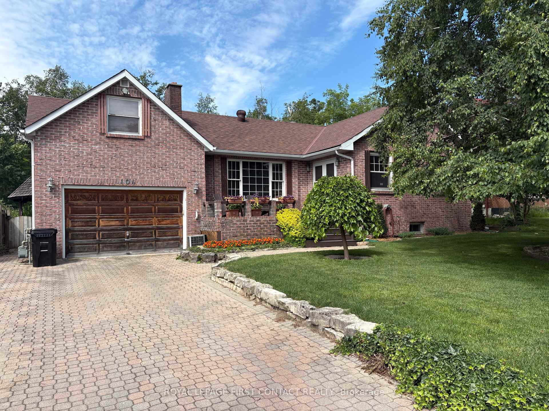 Photo 1 of 104 Eccles Street N, Barrie, Queen's Park — HOMEH