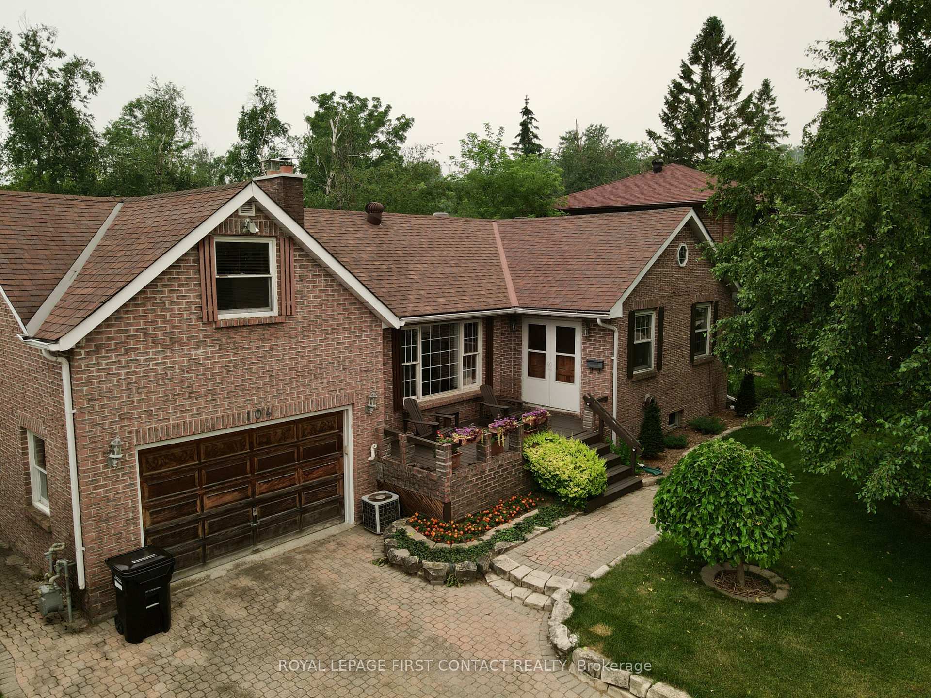 Photo 2 of 104 Eccles Street N, Barrie, Queen's Park — HOMEH