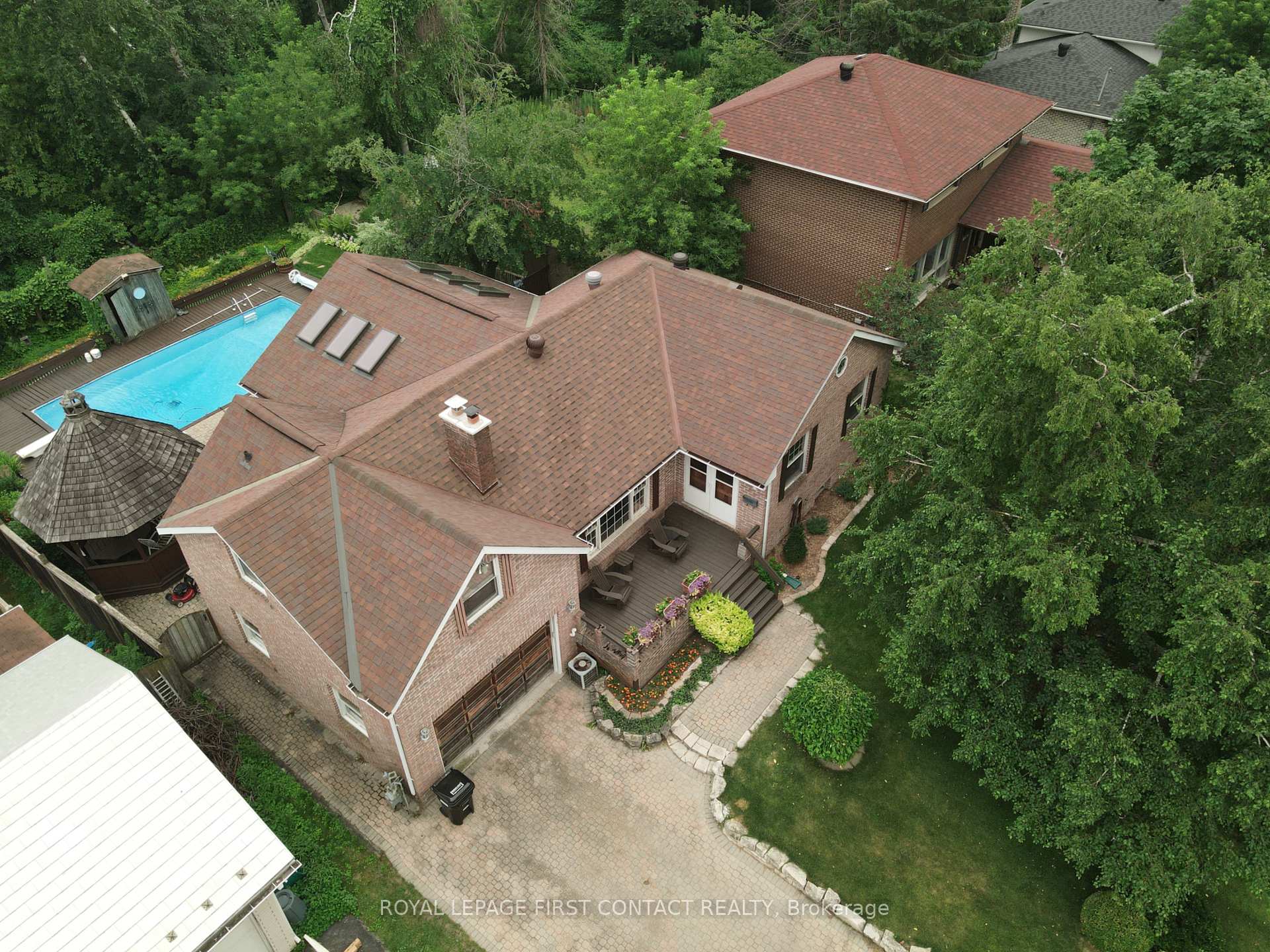 Photo 3 of 104 Eccles Street N, Barrie, Queen's Park — HOMEH