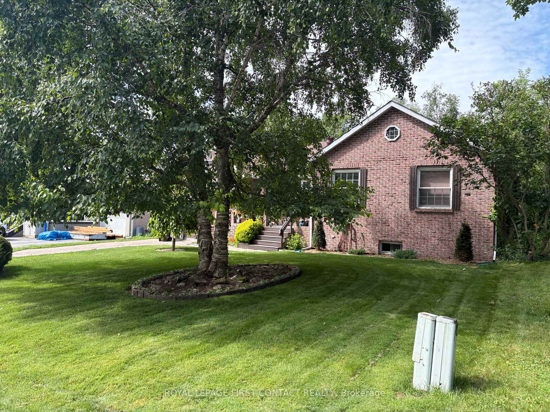 Photo 4 of 104 Eccles Street N, Barrie, Queen's Park — HOMEH