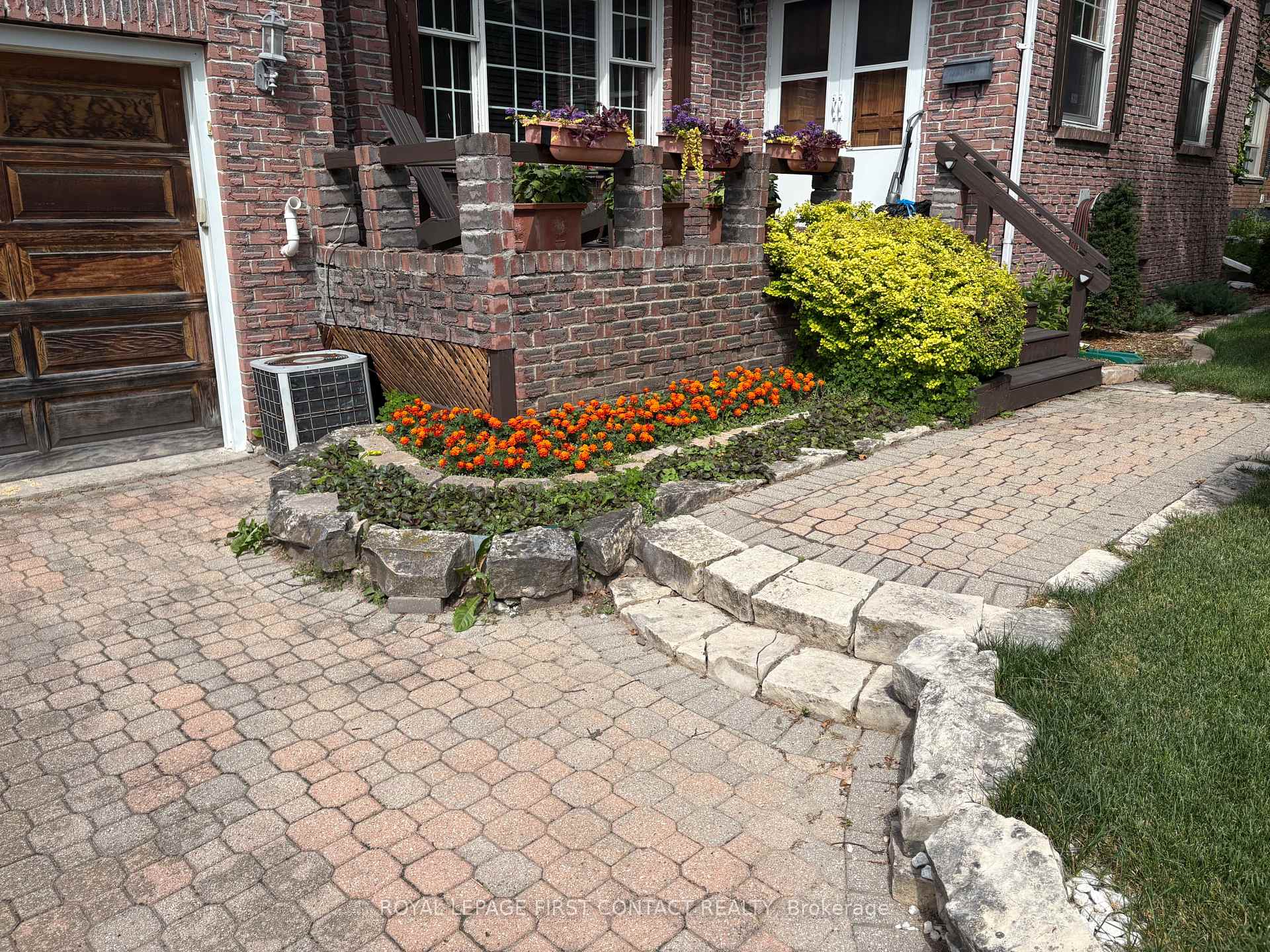 Photo 7 of 104 Eccles Street N, Barrie, Queen's Park — HOMEH