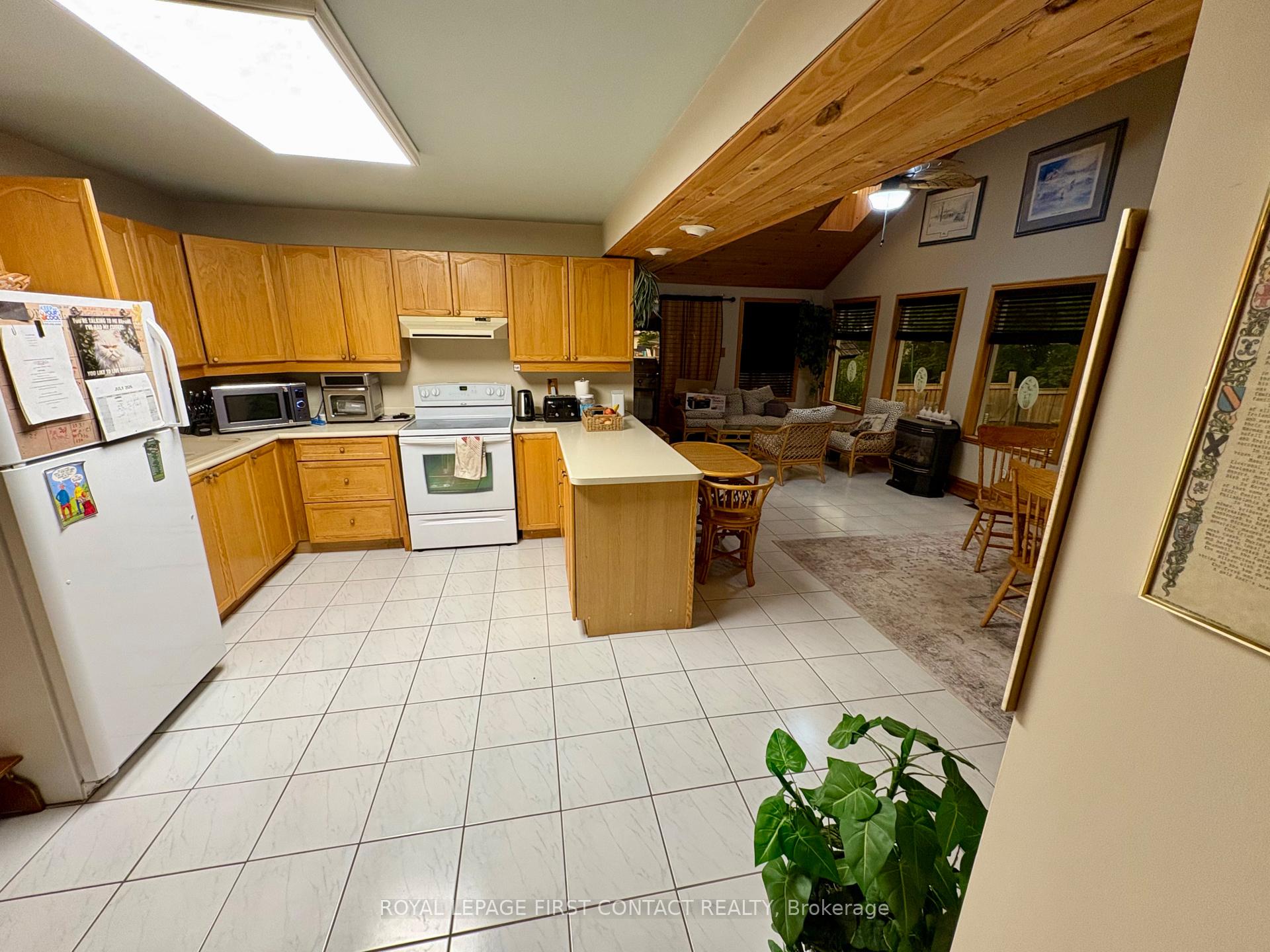 Photo 9 of 104 Eccles Street N, Barrie, Queen's Park — HOMEH