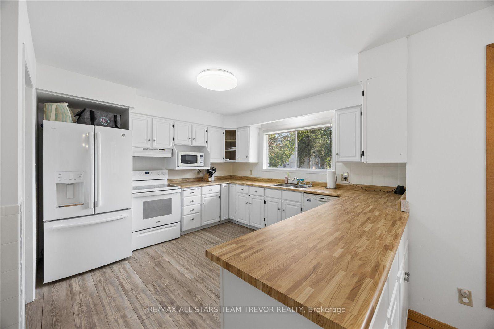 Photo 2 of 280 Bay Street, Brock, Beaverton — HOMEH