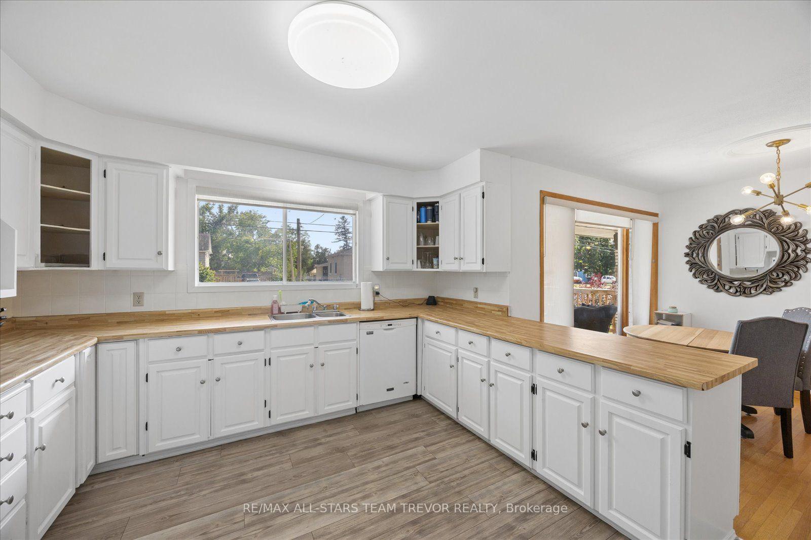 Photo 3 of 280 Bay Street, Brock, Beaverton — HOMEH