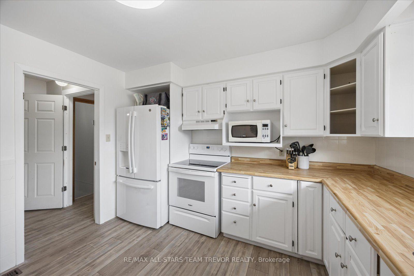 Photo 4 of 280 Bay Street, Brock, Beaverton — HOMEH