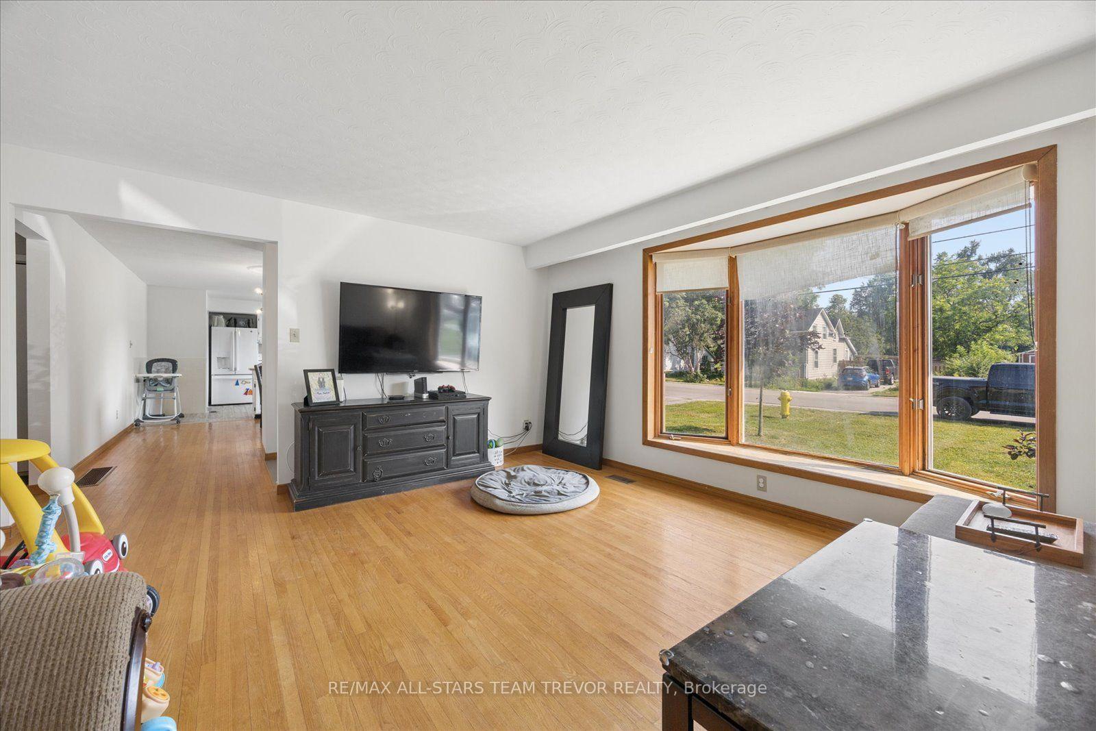 Photo 8 of 280 Bay Street, Brock, Beaverton — HOMEH