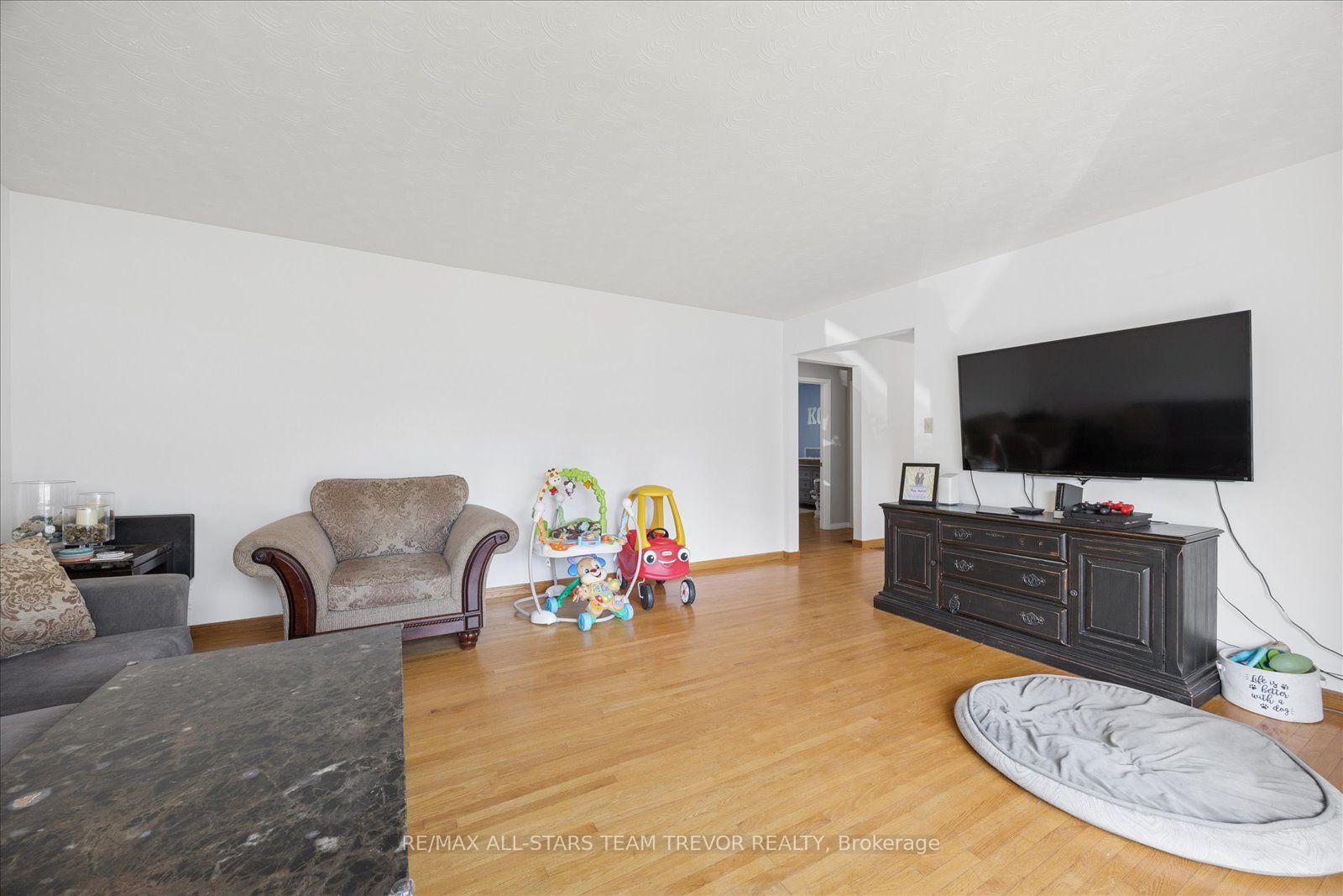Photo 9 of 280 Bay Street, Brock, Beaverton — HOMEH